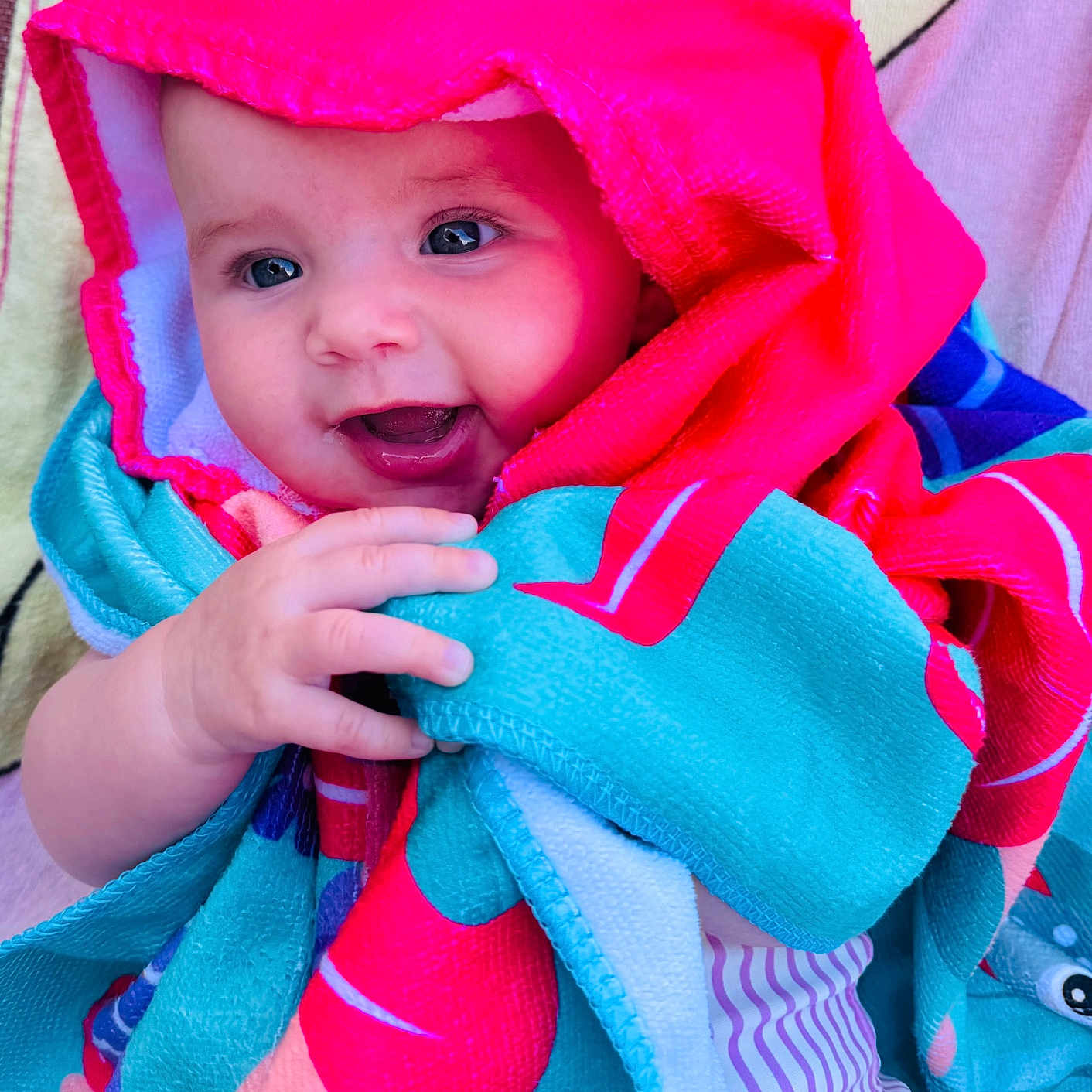 éléna a rejoint le concours — aidez-le/la à gagner de superbes lots ! baby, blue_eyes, child, closeup, clothing, colorful, cute, fabric, face, hand, happy, hood, infant, portrait, smile, soft, starfish, texture, towel, wrapped
