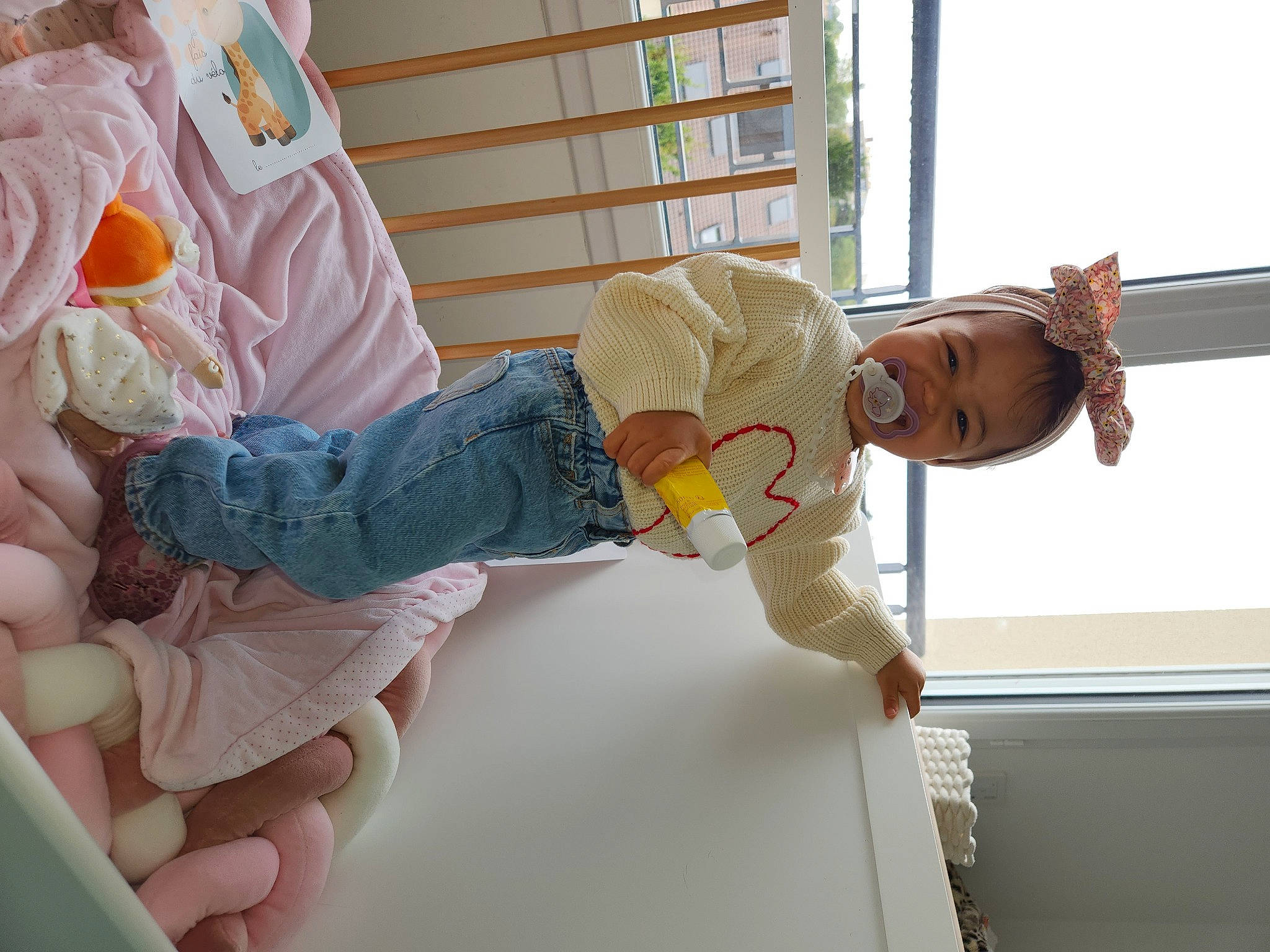 Amélia participe au concours pour gagner de l'argent avec cette photo : baby, baby_products, baby_safety, baby_toddler_clothing, bed, child, comfort, cradle, fun, hat, infant_bed, linens, nursery, person, room, shelf, stuffed_toy, textile, toddler, toy