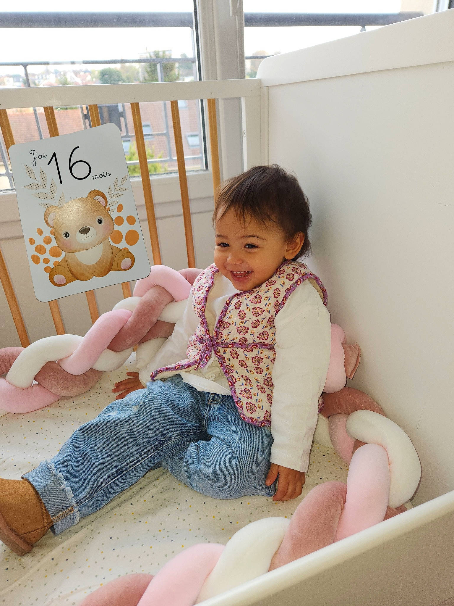 Amélia a rejoint le concours — aidez-le/la à gagner de superbes lots ! baby, baby_toddler_clothing, child, comfort, foot, fun, happy, human_leg, joy, knee, leg, leisure, person, shorts, sitting, skin, smile, stuffed_toy, t_shirt, thigh