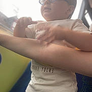Noam a rejoint le concours — aidez-le/la à gagner de superbes lots ! child, glasses, tshirt, shorts, arm, window, blur, indoor, person, motion_blur, seat, light, casual_clothing, young_child, face, hair, skin, hand, candid, transport