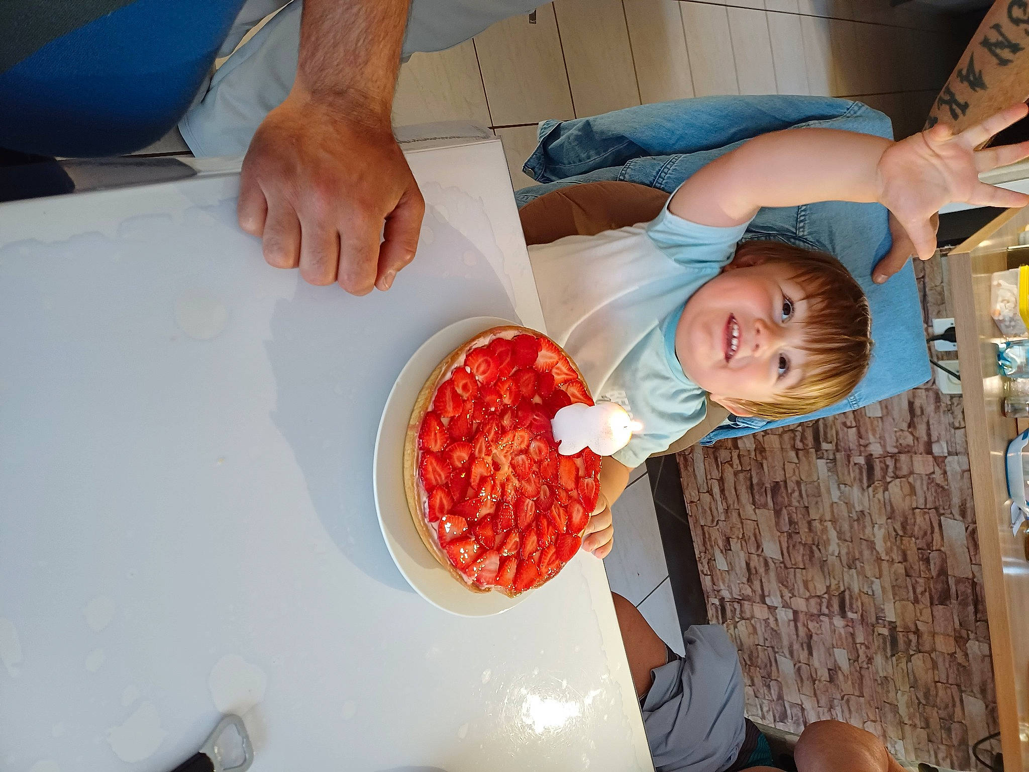 Loucas a rejoint le concours — aidez-le/la à gagner de superbes lots ! comfort_food, cooking, cuisine, culinary_art, dish, event, flesh, food, food_processing, fun, ingredient, joy, person, recipe, room, service, t_shirt, table, toddler