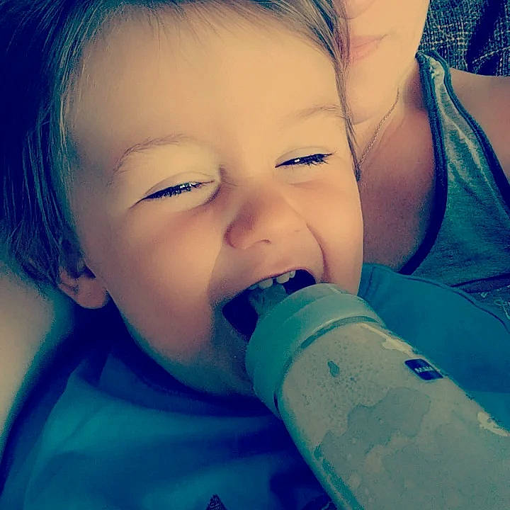 Loucas a rejoint le concours — aidez-le/la à gagner de superbes lots ! azure, baby_bottle, blue, bottle, cloud, drinkware, ear, eyebrow, eyelash, hand, happy, human_body, iris, lip, mouth, nose, person, product, skin, smile