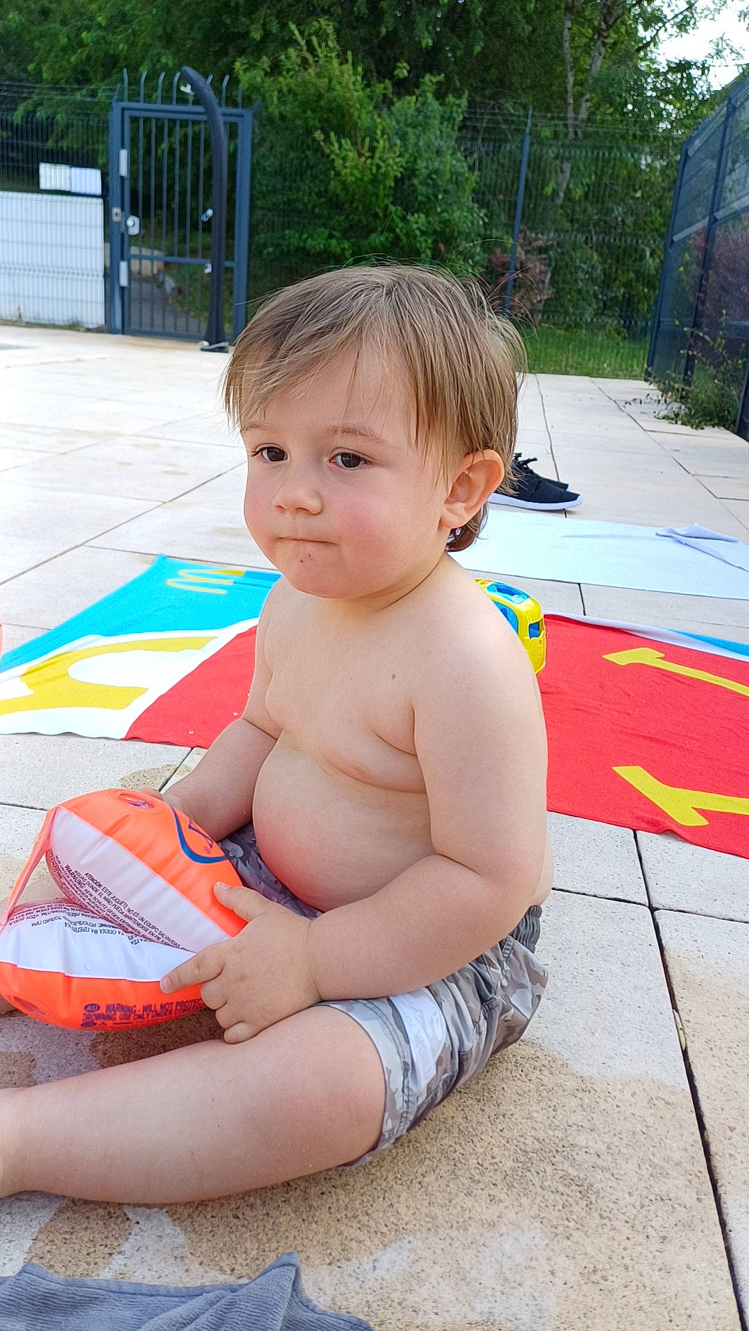 Loucas participe au concours pour gagner de l'argent avec cette photo : baby, barechested, chest, child, flooring, foot, fun, grass, human_leg, leisure, person, plant, play, recreation, sitting, skin, summer, thigh, toddler, tree