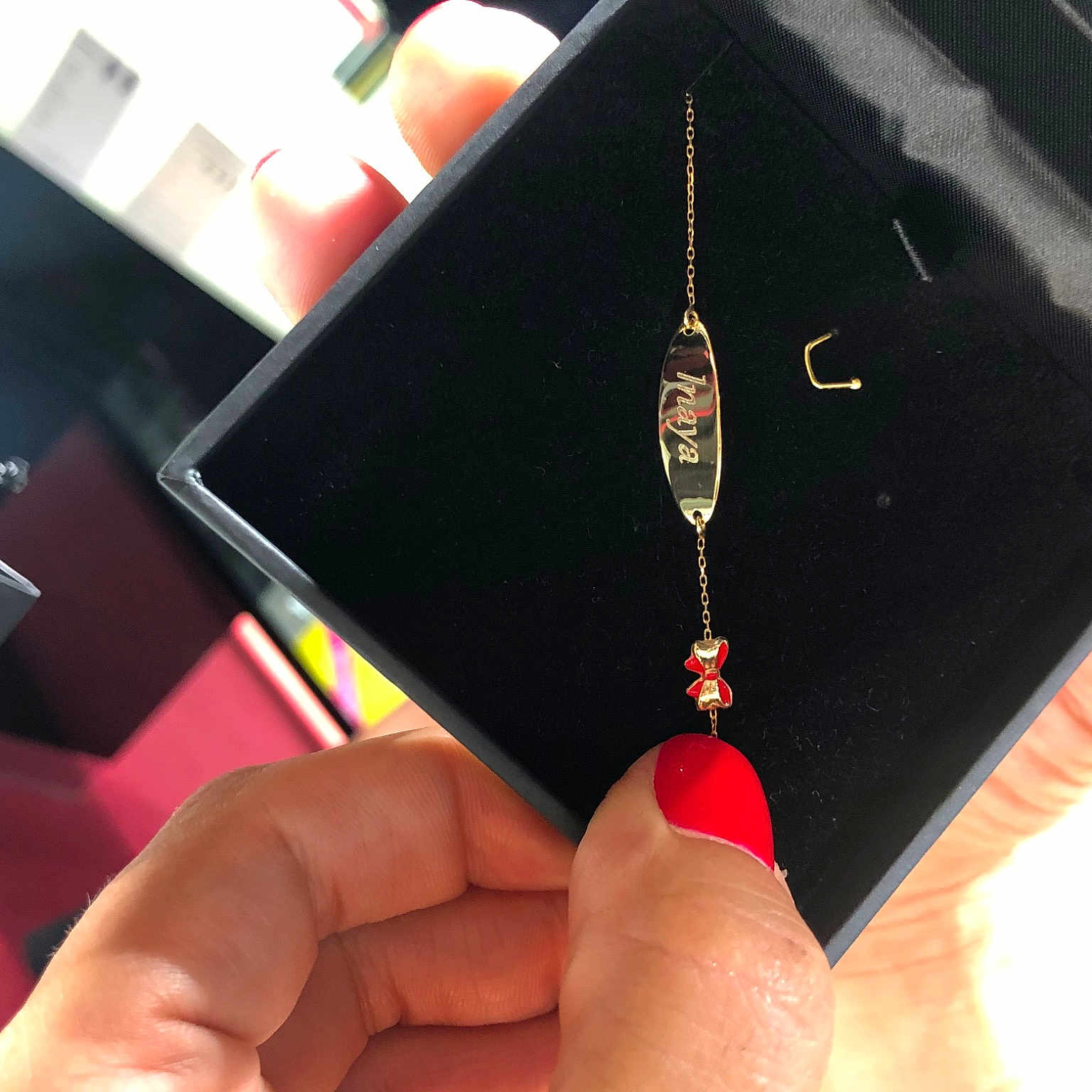 Inaya participe au concours pour gagner de l'argent avec cette photo : bead, earrings, fashion_accessory, finger, hand, jewellery, nail, thumb