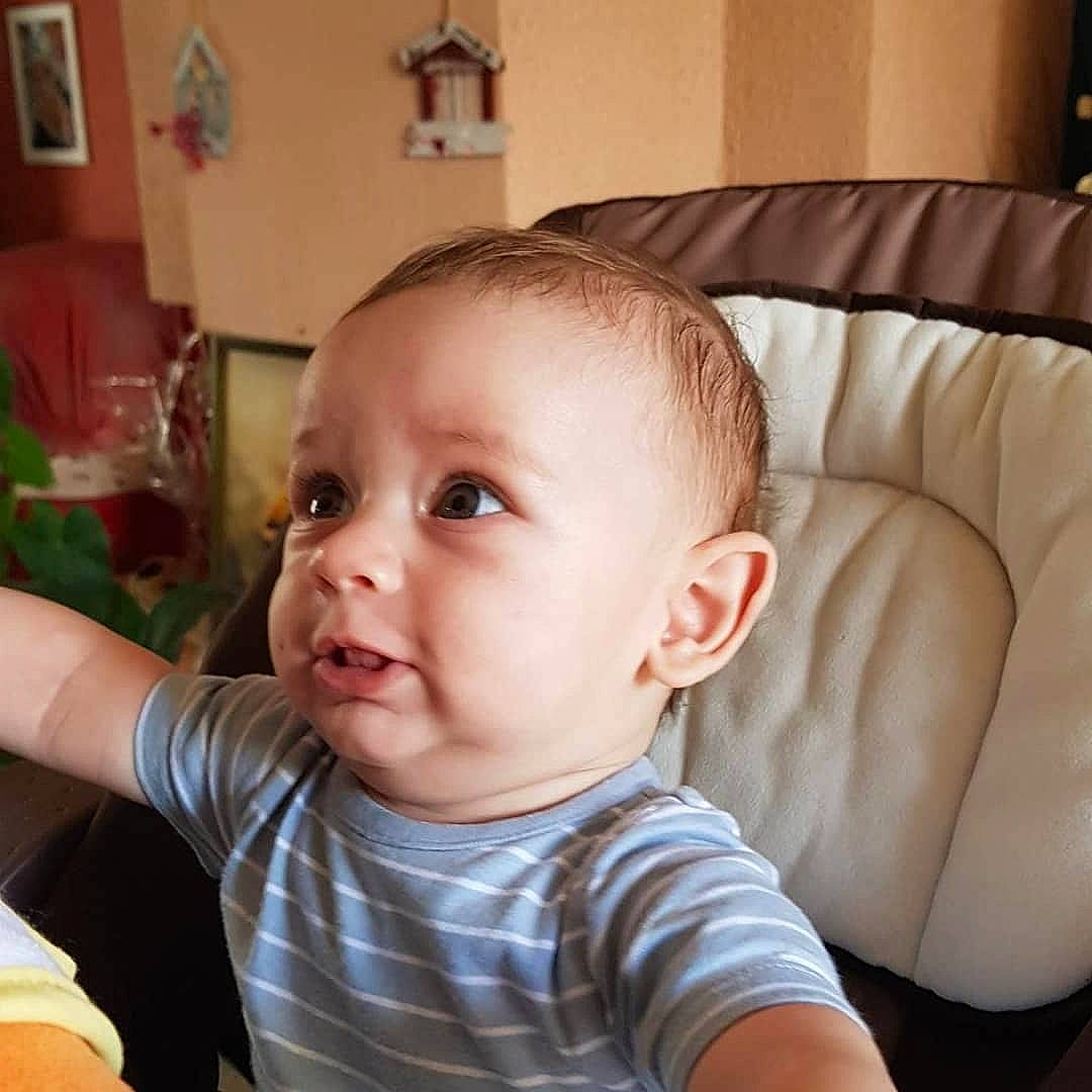 Daryl a rejoint le concours — aidez-le/la à gagner de superbes lots ! arm, baby, cheek, child, chin, ear, eye, face, finger, forehead, head, lip, mouth, nose, person, skin, toddler