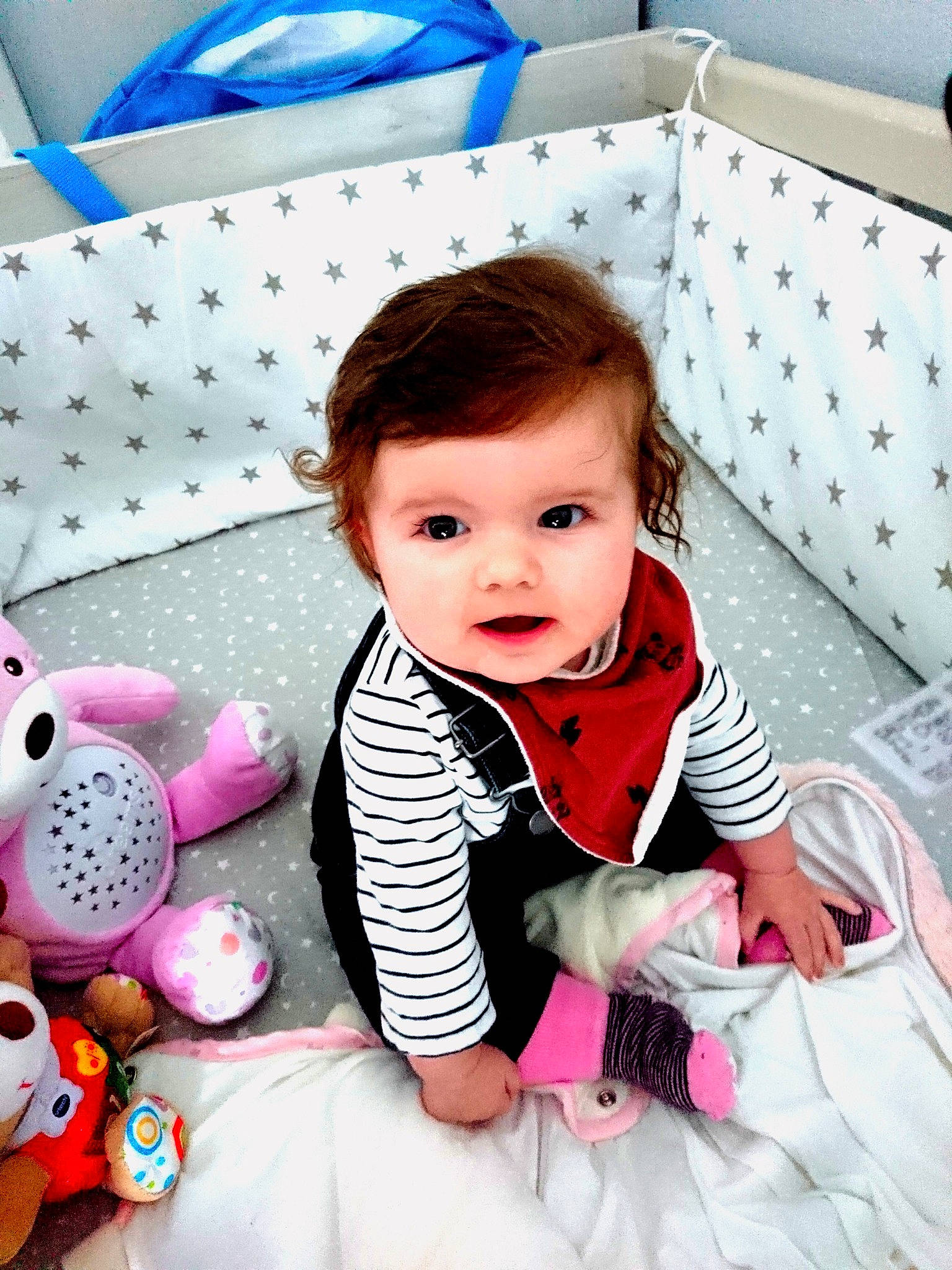 Chloé participe au concours pour gagner de l'argent avec cette photo : baby, baby_products, baby_toddler_clothing, beauty, blue, cheek, child, comfort, fun, hairstyle, happy, pattern, people, person, pink, product, skin, sleeve, textile, toddler