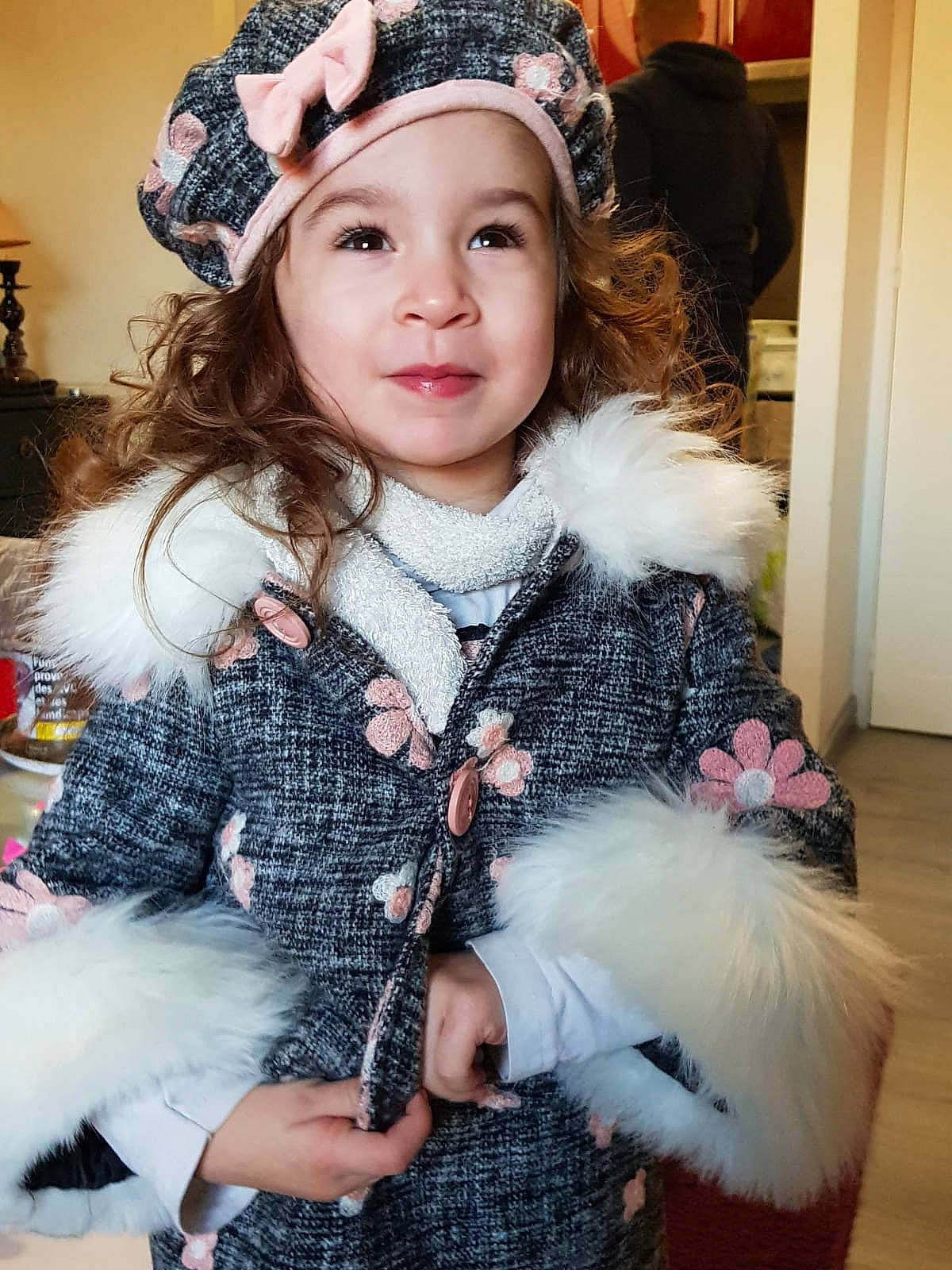 Léana participe au concours pour gagner de l'argent avec cette photo : cap, child, child_model, clothing, ear, fashion_accessory, feather, fur, fur_clothing, head, headgear, headwear, knit_cap, outerwear, person, textile, toddler