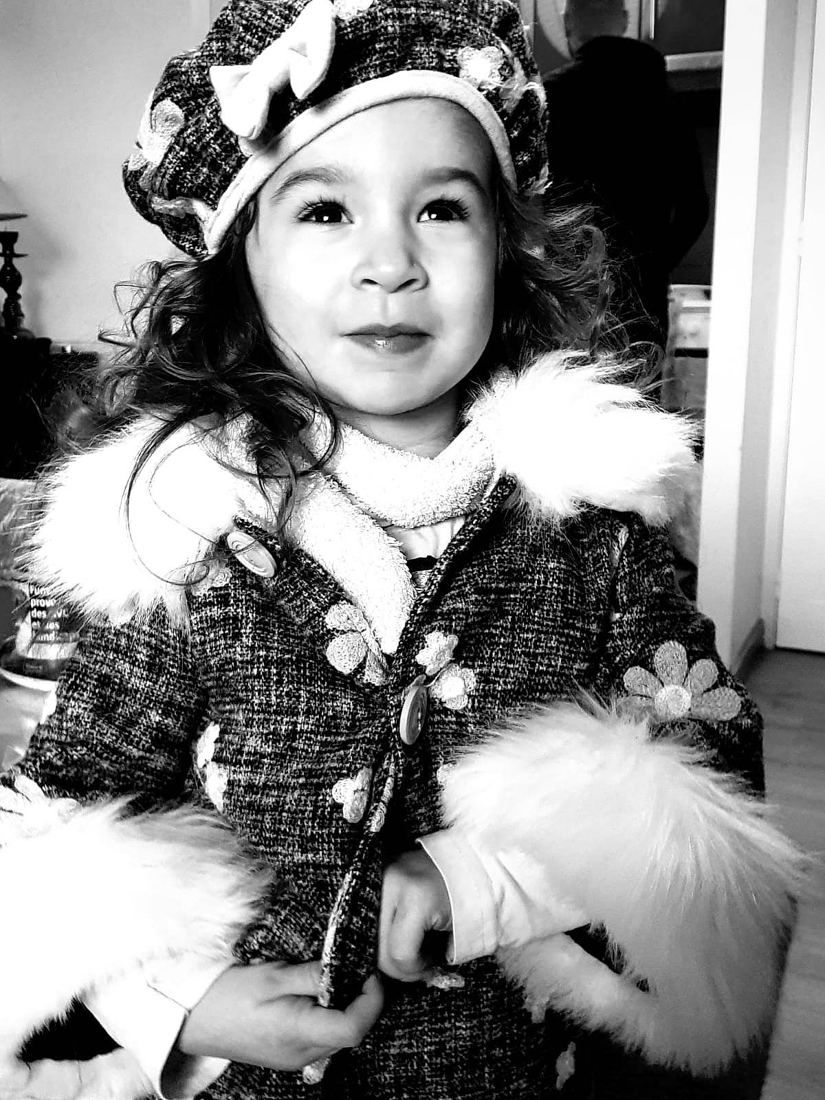 Léana participe au concours pour gagner de l'argent avec cette photo : black_and_white, child, child_model, costume, fashion_accessory, fun, fur, hair_accessory, happy, headgear, headpiece, monochrome, person, photo_shoot, photography, portrait_photography, smile, style, toddler, white
