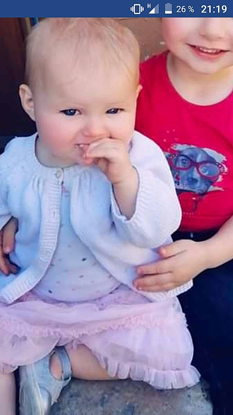 Zoé a rejoint le concours — aidez-le/la à gagner de superbes lots ! baby, baby_toddler_clothing, cheek, child, face, facial_expression, finger, head, iris, joy, lip, mouth, nose, person, pink, play, product, sitting, skin, sleeve