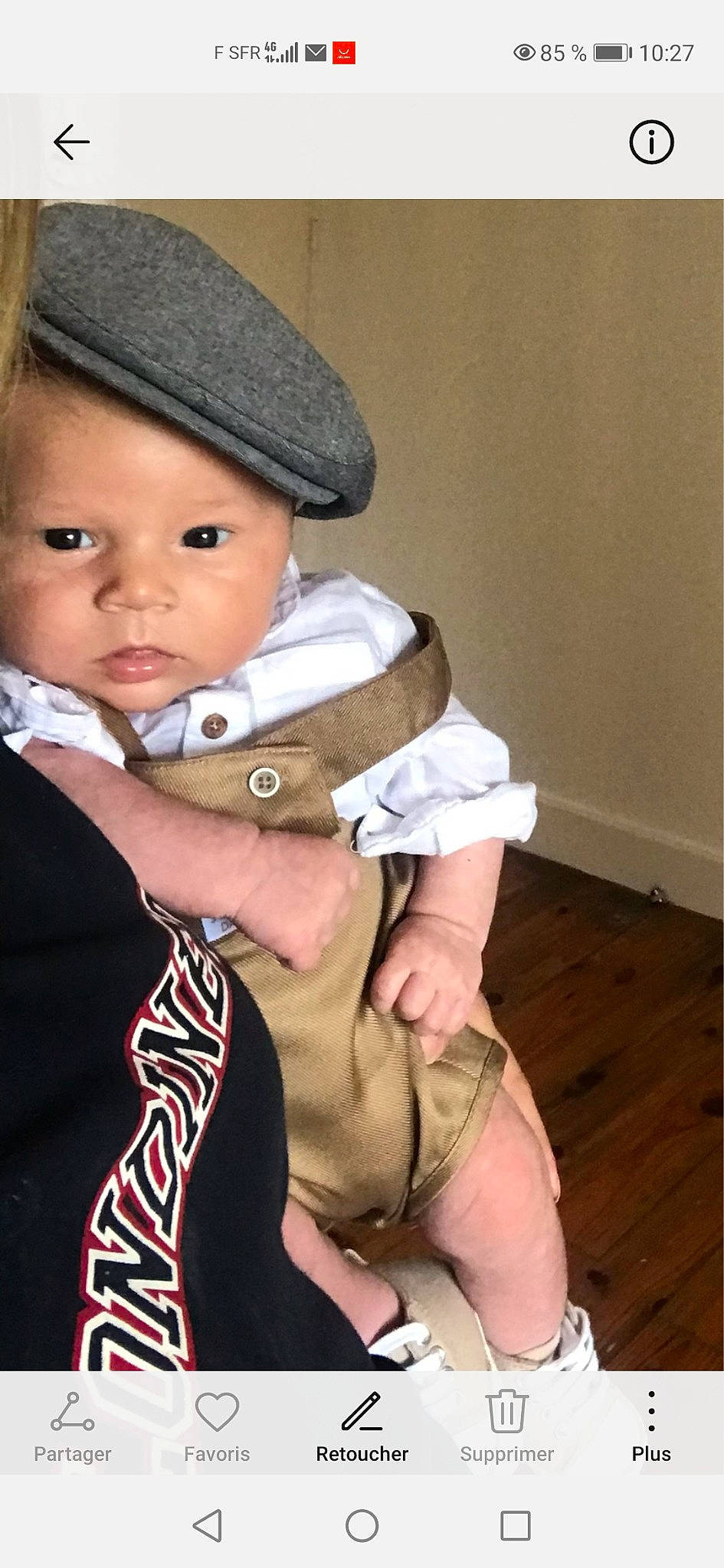 Hugo participe au concours pour gagner de l'argent avec cette photo : abdomen, baby, baby_toddler_clothing, cap, child, comfort, elbow, fashion_accessory, flash_photography, fur, hat, headwear, human_leg, knee, lap, leg, person, sitting, sleeve, thigh