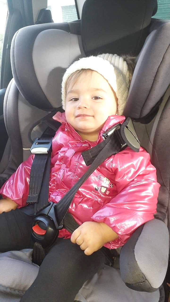 Louna participe au concours pour gagner de l'argent avec cette photo : baby, baby_carriage, baby_in_car_seat, baby_products, baby_safety, baby_toddler_clothing, car_seat, car_seat_cover, child, comfort, head_restraint, headwear, lap, leather, person, product, seat_belt, sitting, toddler, vehicle_door