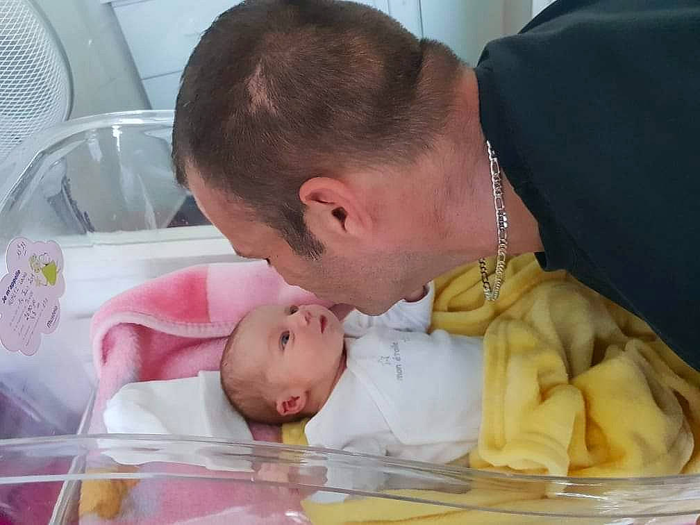 Louna participe au concours pour gagner de l'argent avec cette photo : baby, baby_products, baby_toddler_clothing, birth, body_jewelry, cheek, child, childbirth, comfort, ear, jewellery, love, person, skin, toddler