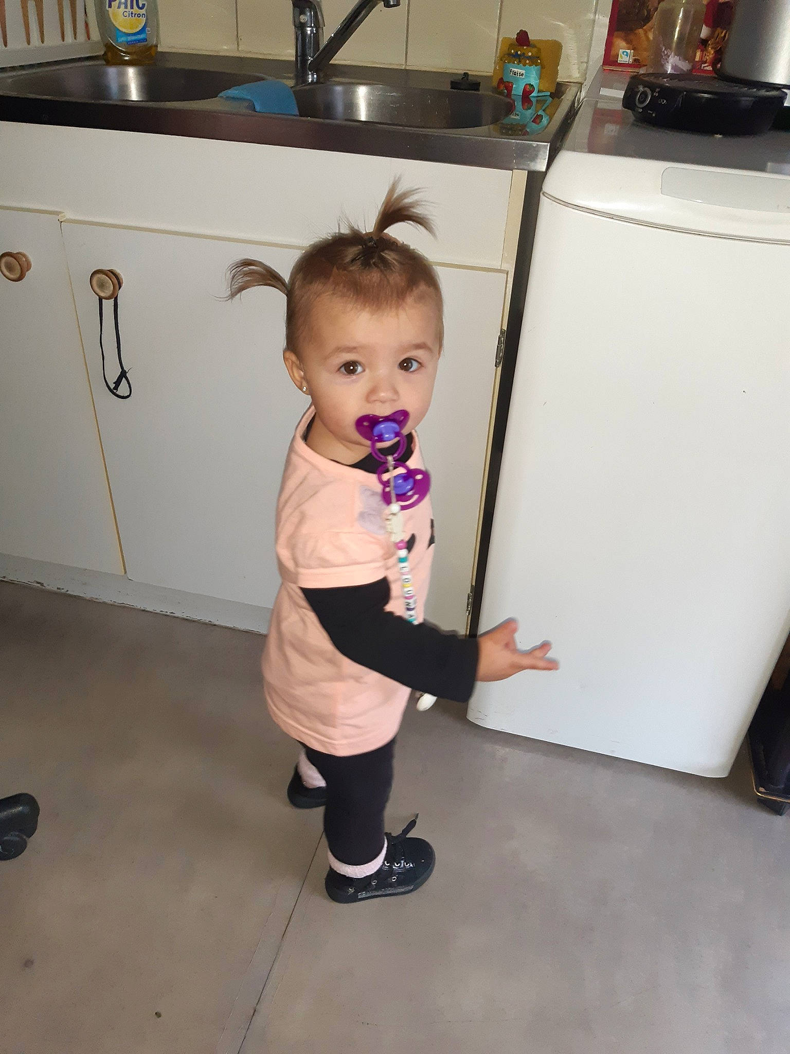 Louna participe au concours pour gagner de l'argent avec cette photo : ankle, baby, baby_products, baby_toddler_clothing, cabinetry, child, cleanliness, foot, home_appliance, household_hardware, kitchen_appliance, major_appliance, person, refrigerator, small_appliance, sock, toddler