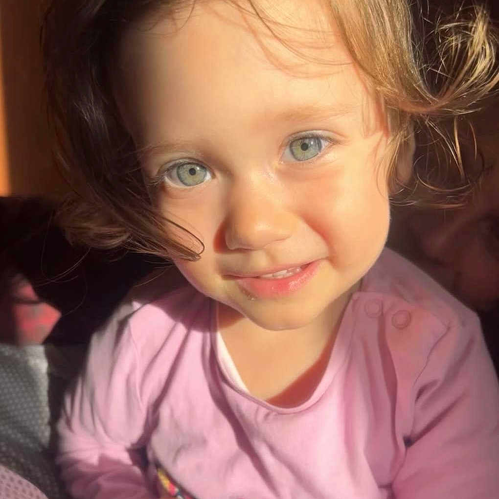 Amy participe au concours pour gagner de l'argent avec cette photo : baby, blonde, bodypart, clothing, cosmetics, electronics, face, hair, happy, head, mobilephone, mouth, person, phone, photography, portrait, selfie, smile, t_shirt, teeth