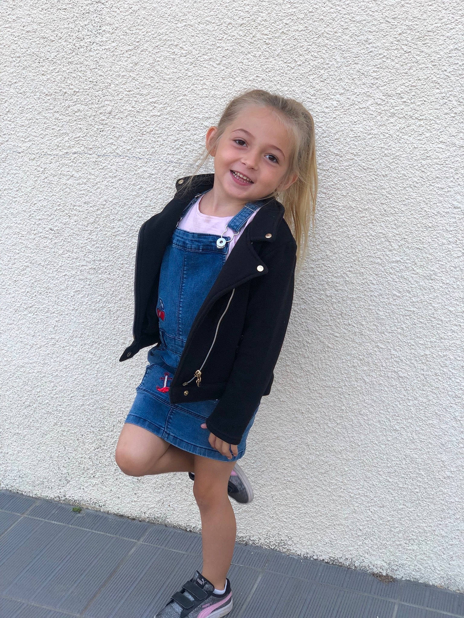 Lévanah a rejoint le concours — aidez-le/la à gagner de superbes lots ! blazer, collar, denim, dress, electric_blue, fashion_design, footwear, grey, human_body, joy, knee, leg, neck, outerwear, person, school_uniform, sleeve, smile, sportswear, street_fashion