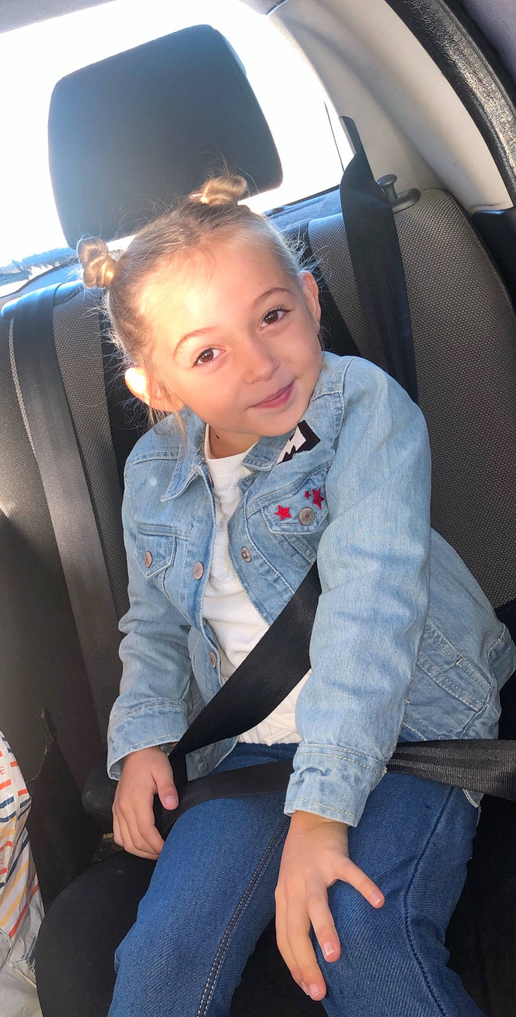 Lévanah participe au concours pour gagner de l'argent avec cette photo : air_travel, auto_part, automotive_design, blond, car, car_seat, car_seat_cover, comfort, electric_blue, family_car, head_restraint, human_leg, joy, motor_vehicle, passenger, person, personal_luxury_car, steering_part, thigh, travel