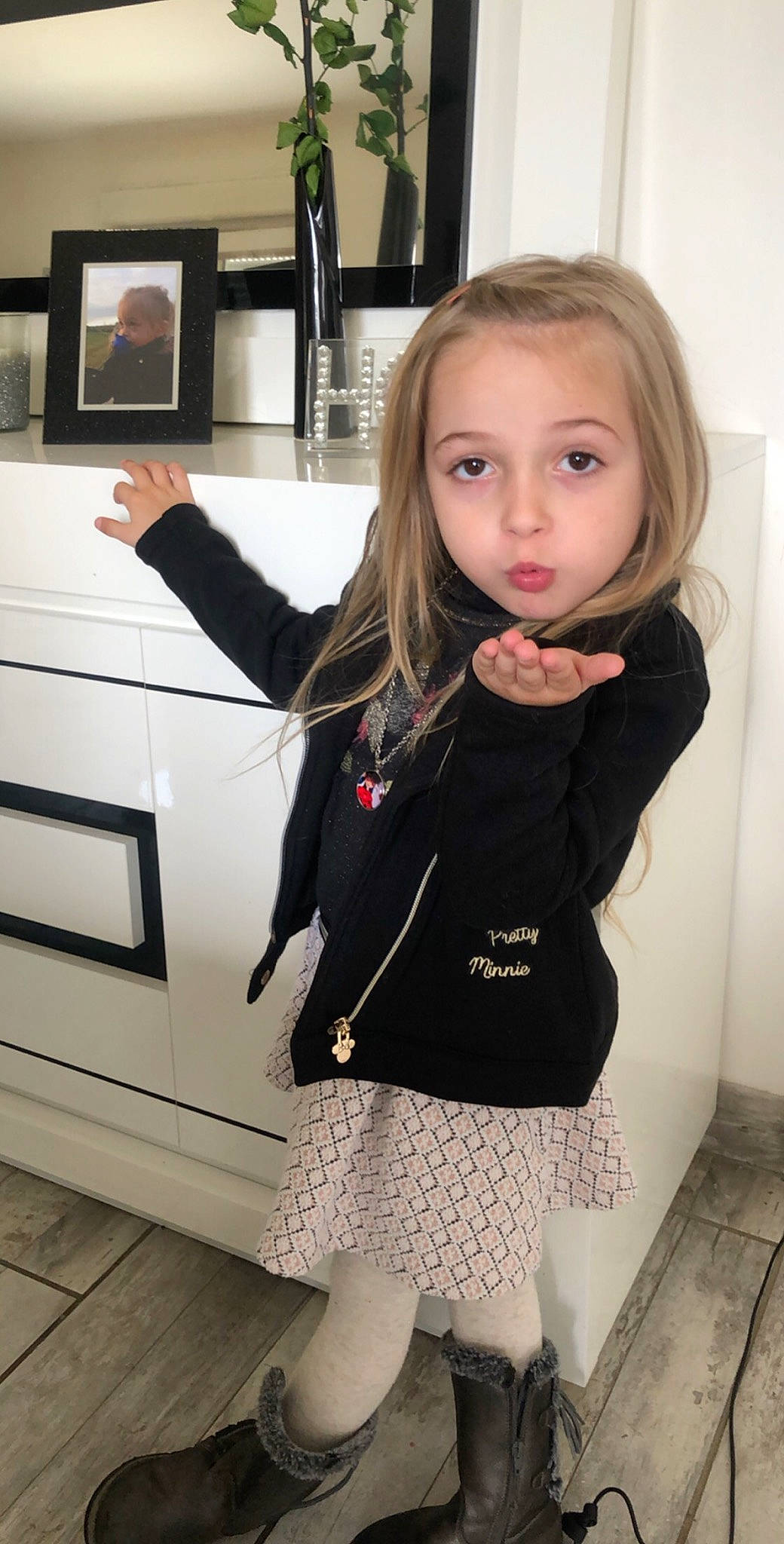 Lévanah a rejoint le concours — aidez-le/la à gagner de superbes lots ! beauty, blazer, blond, fashion, fashion_design, flooring, hairstyle, joint, knee, organ, person, shoulder, skin, sleeve, snapshot, standing, street_fashion, suit, thigh, toddler