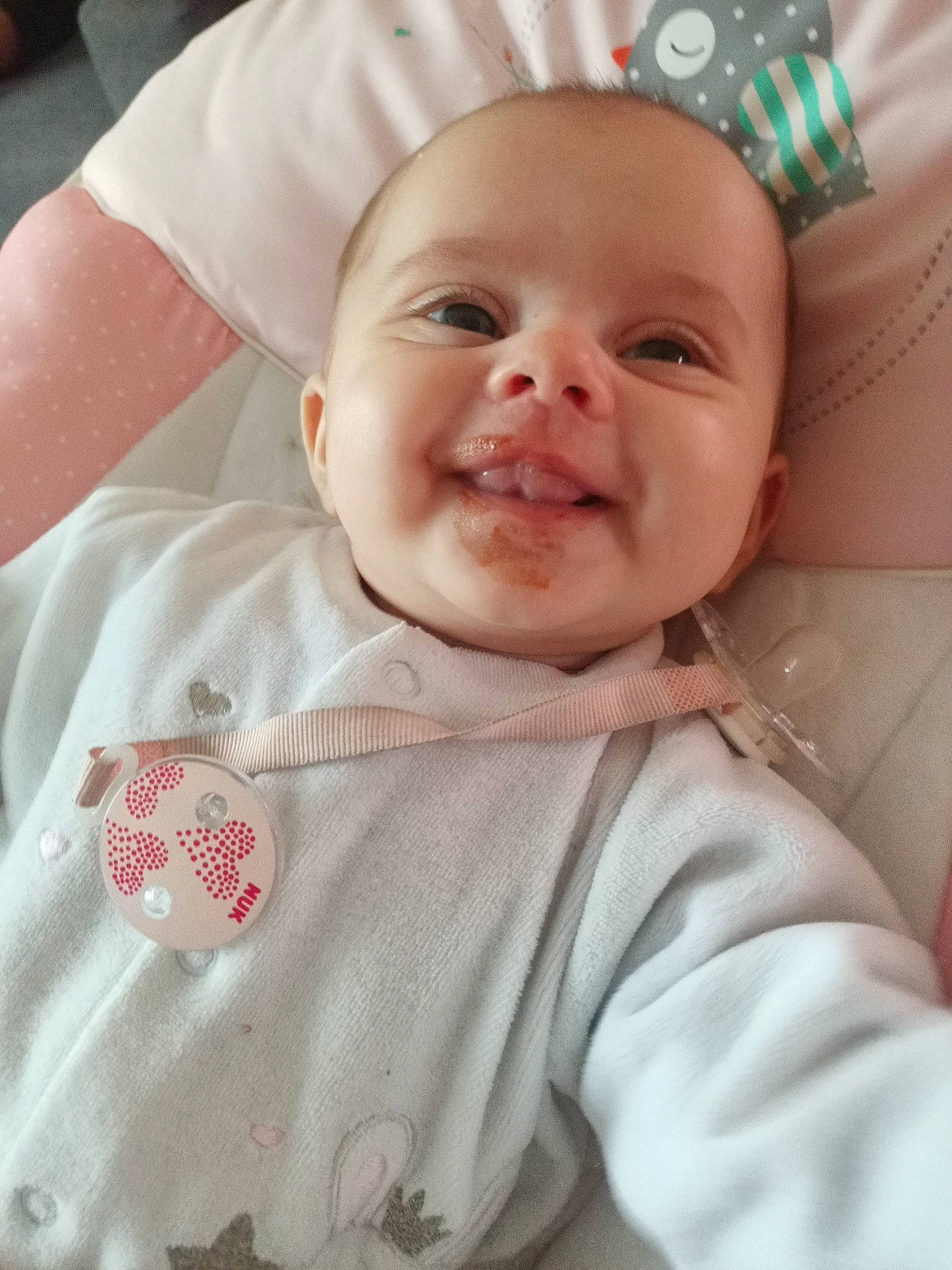 Roxane participe au concours pour gagner de l'argent avec cette photo : baby, baby_toddler_clothing, cheek, chin, eye, eyebrow, face, happy, headpiece, iris, lip, mouth, nose, person, pink, skin, sleeve, smile, tiara, toddler