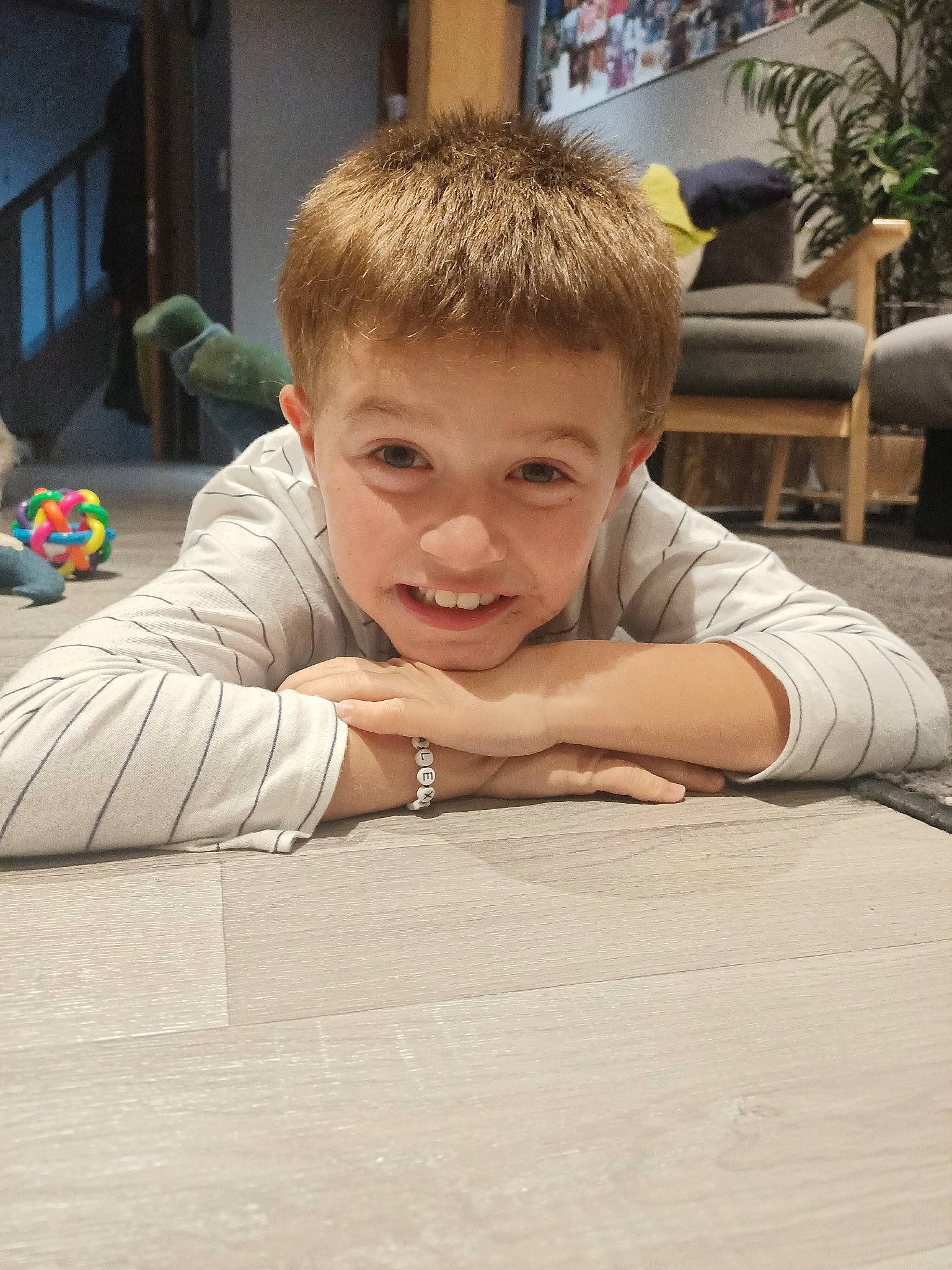 Alexandre a rejoint le concours — aidez-le/la à gagner de superbes lots ! ball, child, flooring, fun, grass, happy, houseplant, joy, laugh, leisure, people, person, plant, play, portrait_photography, sitting, smile, t_shirt, toddler, toy