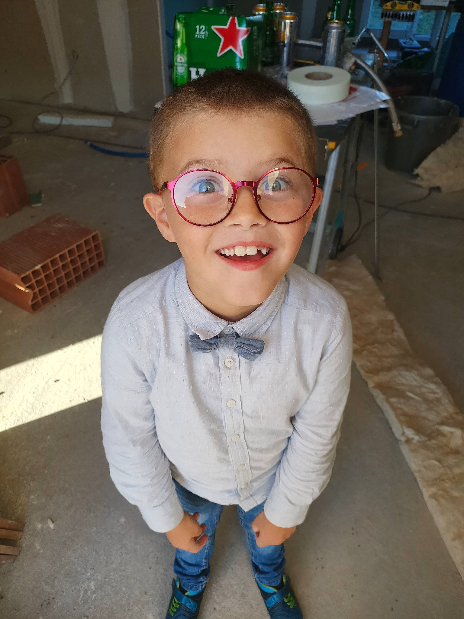 Alexandre a rejoint le concours — aidez-le/la à gagner de superbes lots ! chair, cheek, child, chin, dress_shirt, eyewear, flooring, forehead, fun, glasses, happy, head, jaw, joy, nose, person, sleeve, smile, telephone, toddler