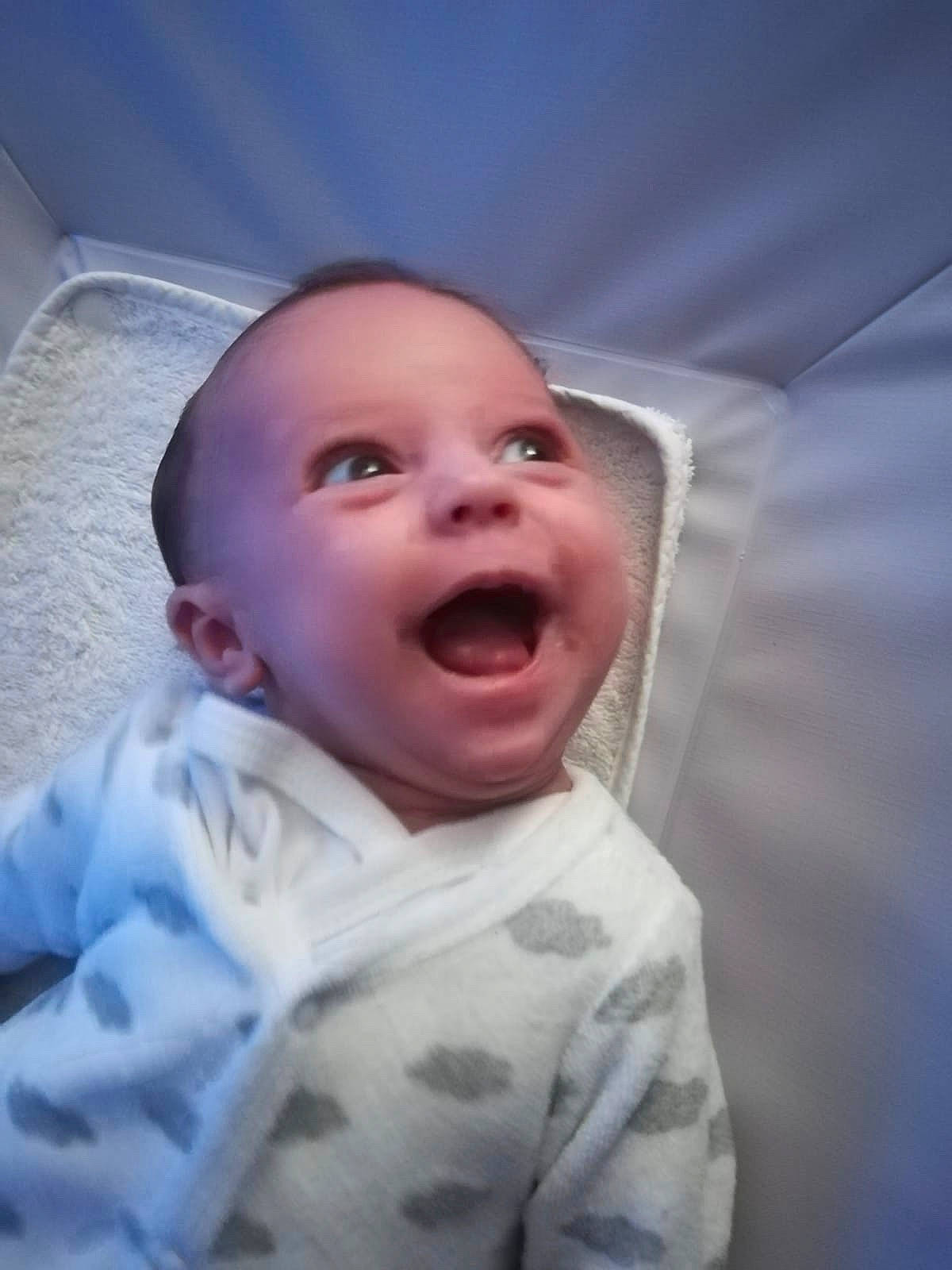 Emie participe au concours pour gagner de l'argent avec cette photo : baby, baby_laughing, baby_making_funny_faces, cheek, child, chin, face, facial_expression, forehead, head, laugh, lip, mouth, nose, person, skin, smile, toddler, yawn