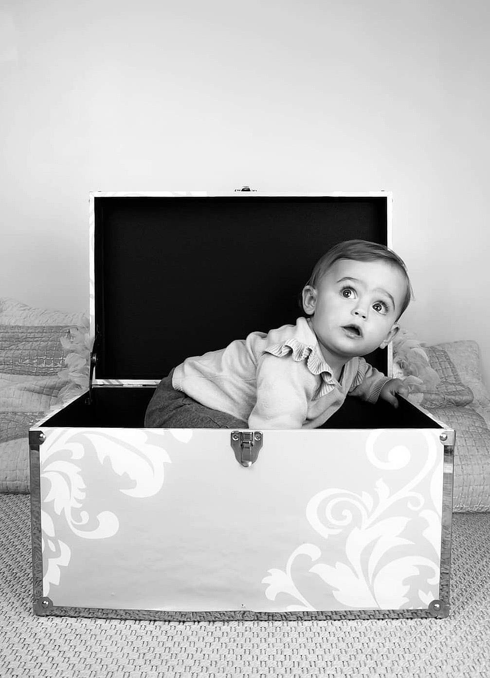 Emie participe au concours pour gagner de l'argent avec cette photo : baby, black_and_white, child, monochrome, person, photograph, photographic_paper, photography, room, stock_photography, style, surprise, toddler, white
