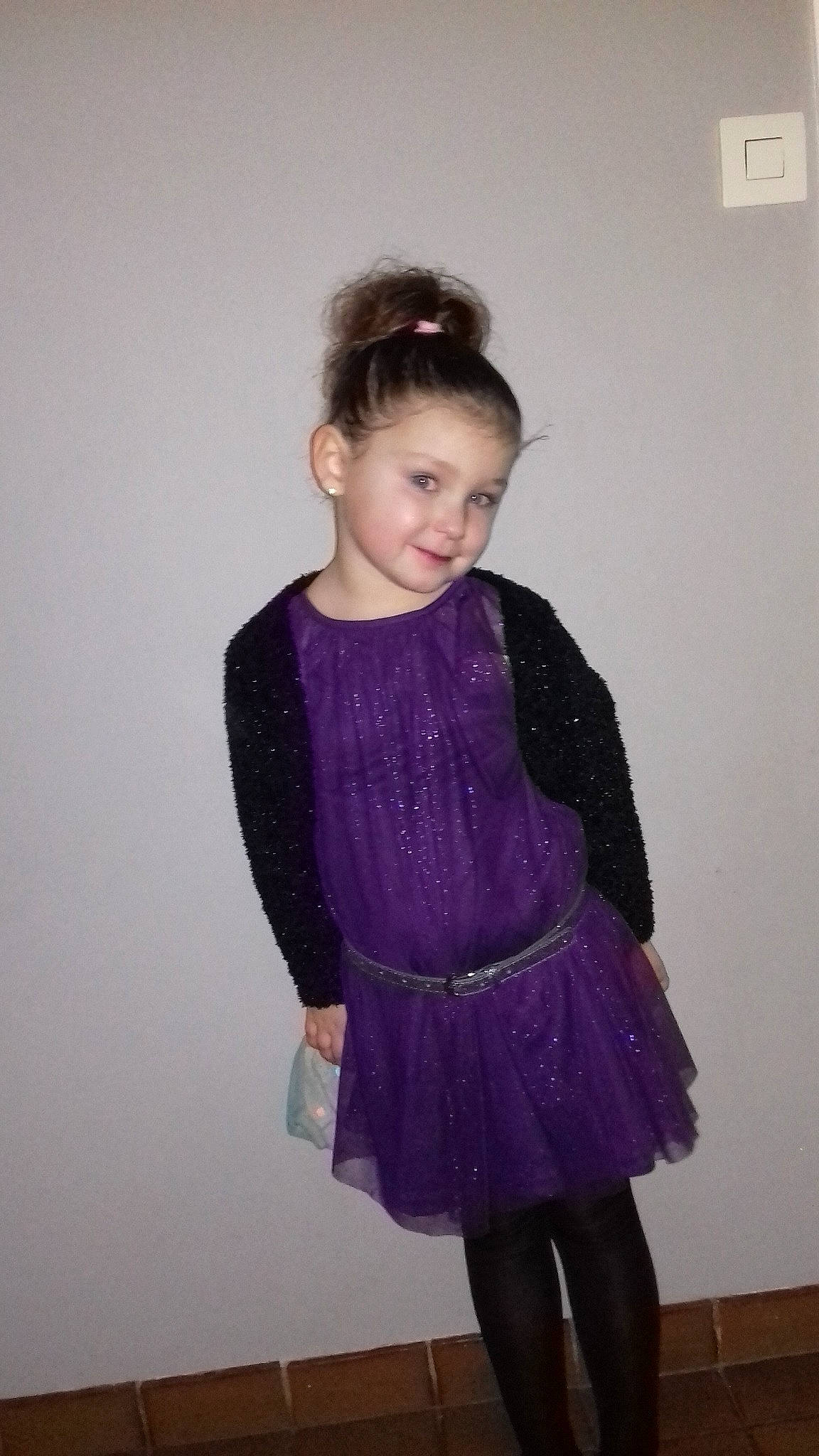 Clara participe au concours pour gagner de l'argent avec cette photo : child_model, clothing, costume, dance_dress, dress, fun, girl, joy, magenta, outerwear, pattern, person, purple, shoe, shoulder, standing, textile, tights, top, trunk
