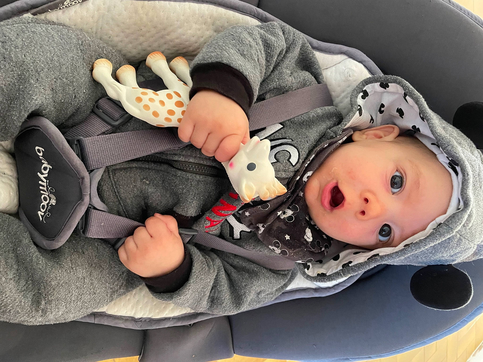 Andy a rejoint le concours — aidez-le/la à gagner de superbes lots ! baby, baby_products, baby_sleeping, baby_toddler_clothing, baby_toys, birthday_cake, child, comfort, dessert, doll, gesture, headgear, headwear, linens, person, plush, stuffed_toy, sugar_cake, surprise, textile