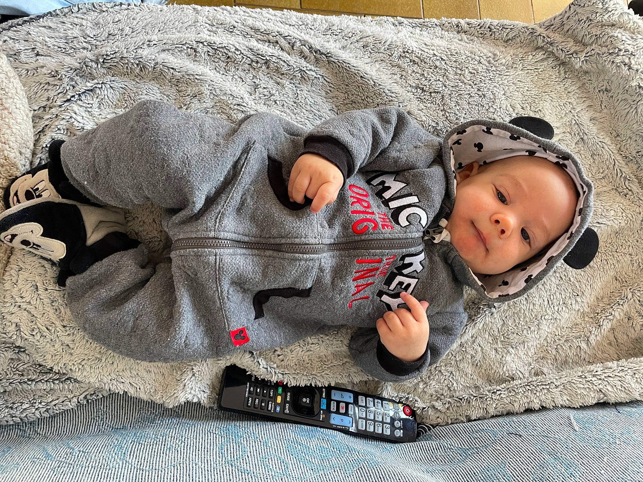 Andy a rejoint le concours — aidez-le/la à gagner de superbes lots ! baby, baby_products, baby_sleeping, baby_toddler_clothing, bedtime, carmine, child, comfort, flooring, grey, headgear, linens, nap, pattern, person, sitting, sleeve, textile, toddler, toy