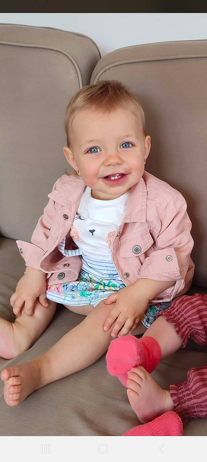 Mïa participe au concours pour gagner de l'argent avec cette photo : arm, baby_toddler_clothing, cheek, dress, eye, face, hand, happy, head, human_body, joint, joy, leg, lip, mouth, neck, nose, person, shoulder, skin