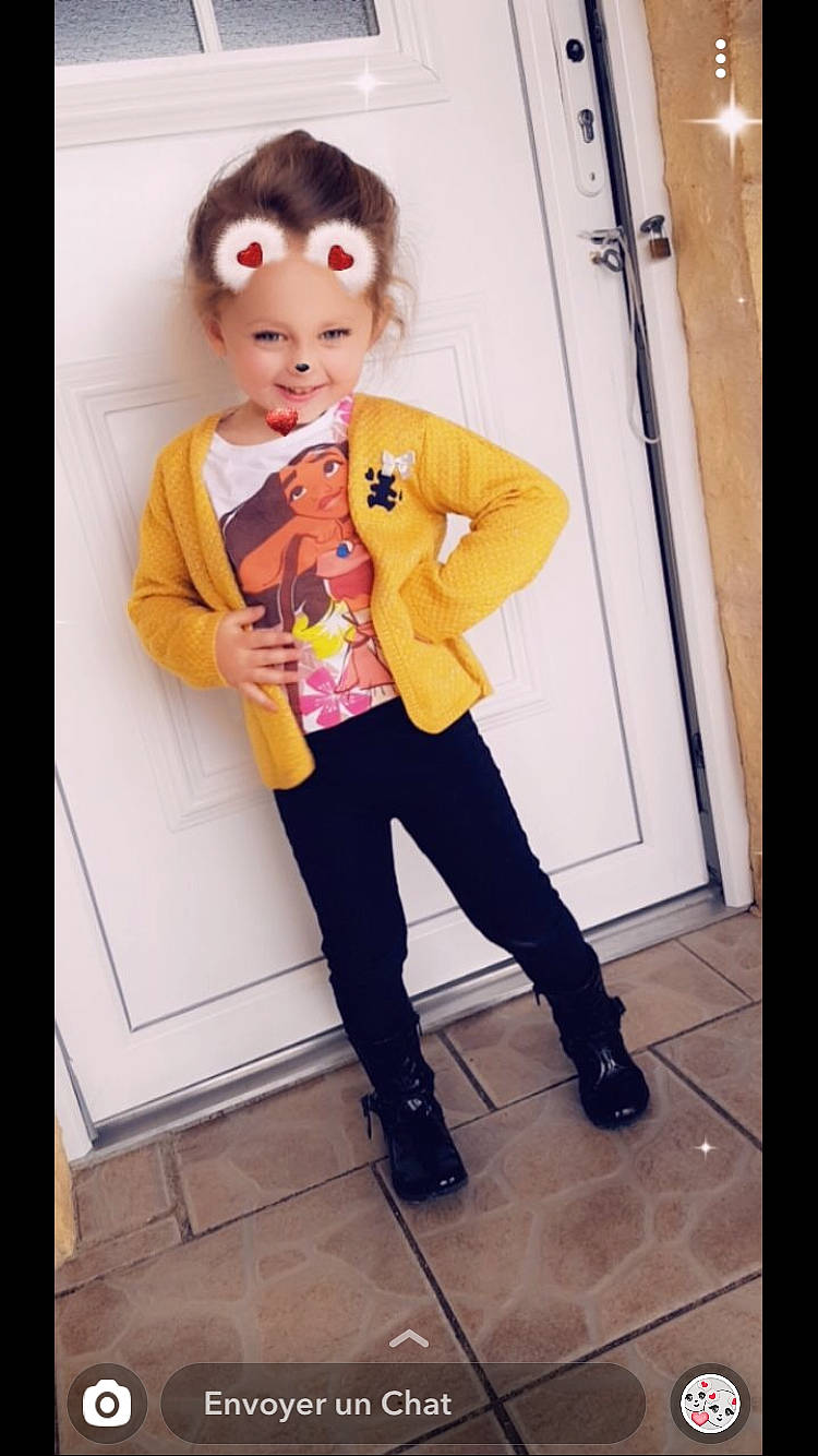 Shana a rejoint le concours — aidez-le/la à gagner de superbes lots ! child, child_model, clothing, cool, costume, footwear, jacket, jeans, joy, leg, outerwear, person, photography, shoe, sleeve, snapshot, standing, style, toddler, top