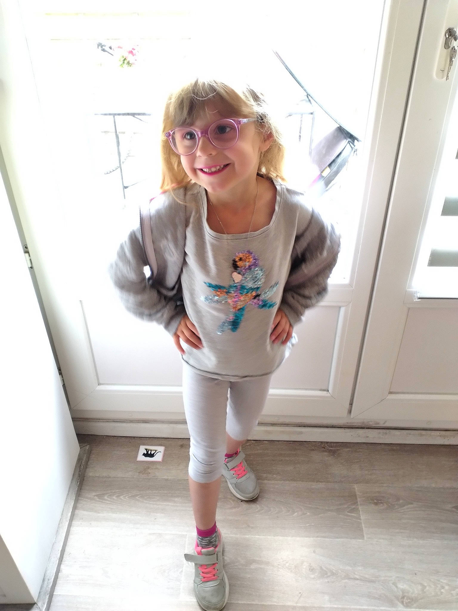 Cynthia a rejoint le concours — aidez-le/la à gagner de superbes lots ! baby_toddler_clothing, eyewear, fashion_design, flooring, glasses, happy, human_leg, joy, knee, leg, person, sandal, sleeve, smile, sock, sportswear, standing, t_shirt, thigh, toddler