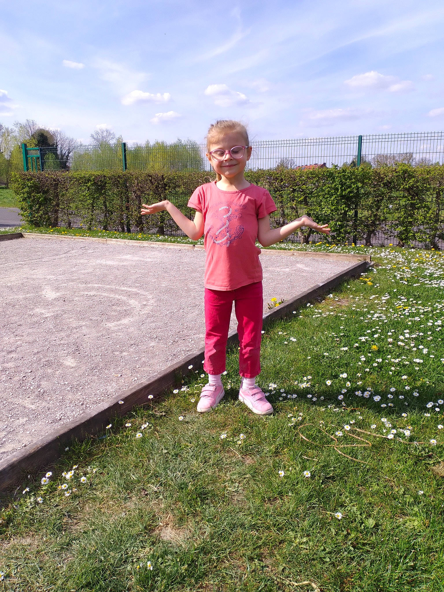 Cynthia a rejoint le concours — aidez-le/la à gagner de superbes lots ! cloud, flower, fun, grass, grassland, happy, joy, landscape, lawn, leisure, magenta, natural_landscape, people_in_nature, person, petal, plant, recreation, shrub, sky, smile