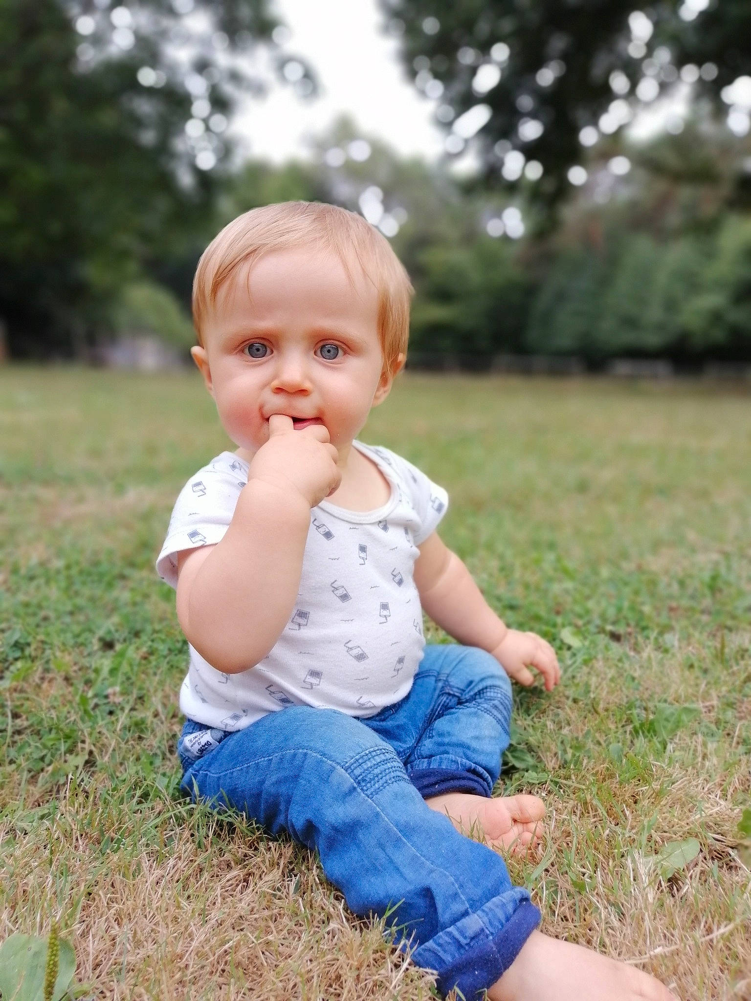 Thibaut participe au concours pour gagner de l'argent avec cette photo : baby, child, grass, meadow, people_in_nature, person, photograph, photography, play, portrait, portrait_photography, sitting, toddler