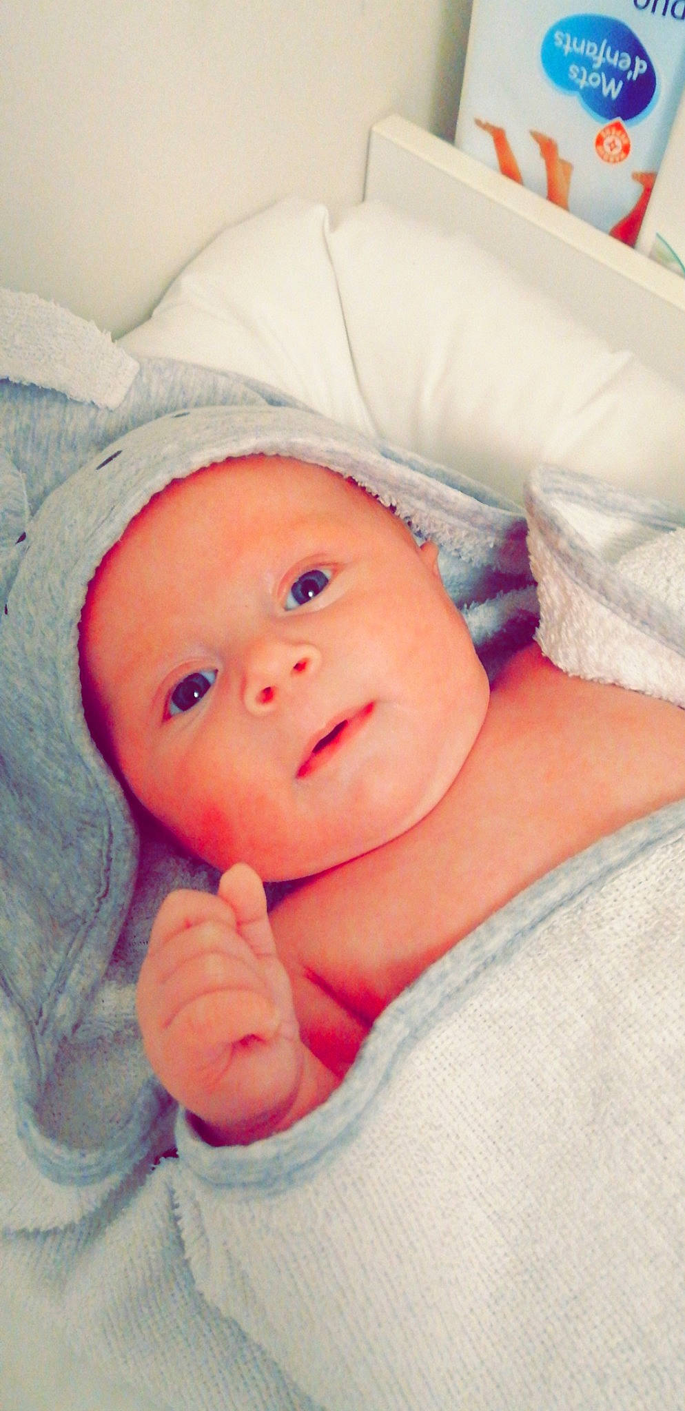 Thibaut participe au concours pour gagner de l'argent avec cette photo : baby, baby_products, baby_sleeping, bedtime, blanket, cheek, child, eye, linens, lip, mouth, nose, person, pink, product, skin, toddler