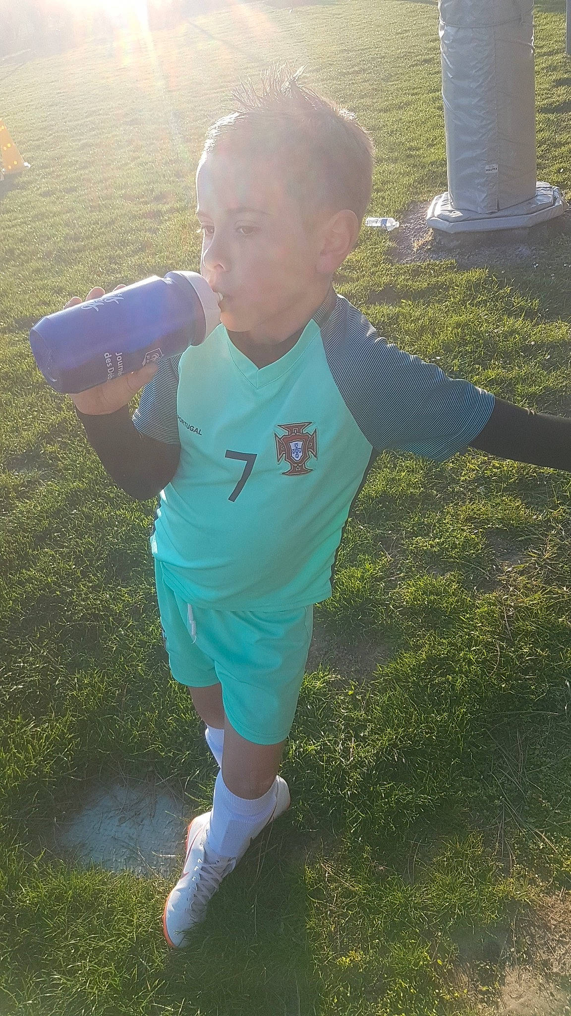 Anis a rejoint le concours — aidez-le/la à gagner de superbes lots ! child, grass, person, play, smile, t_shirt, toddler