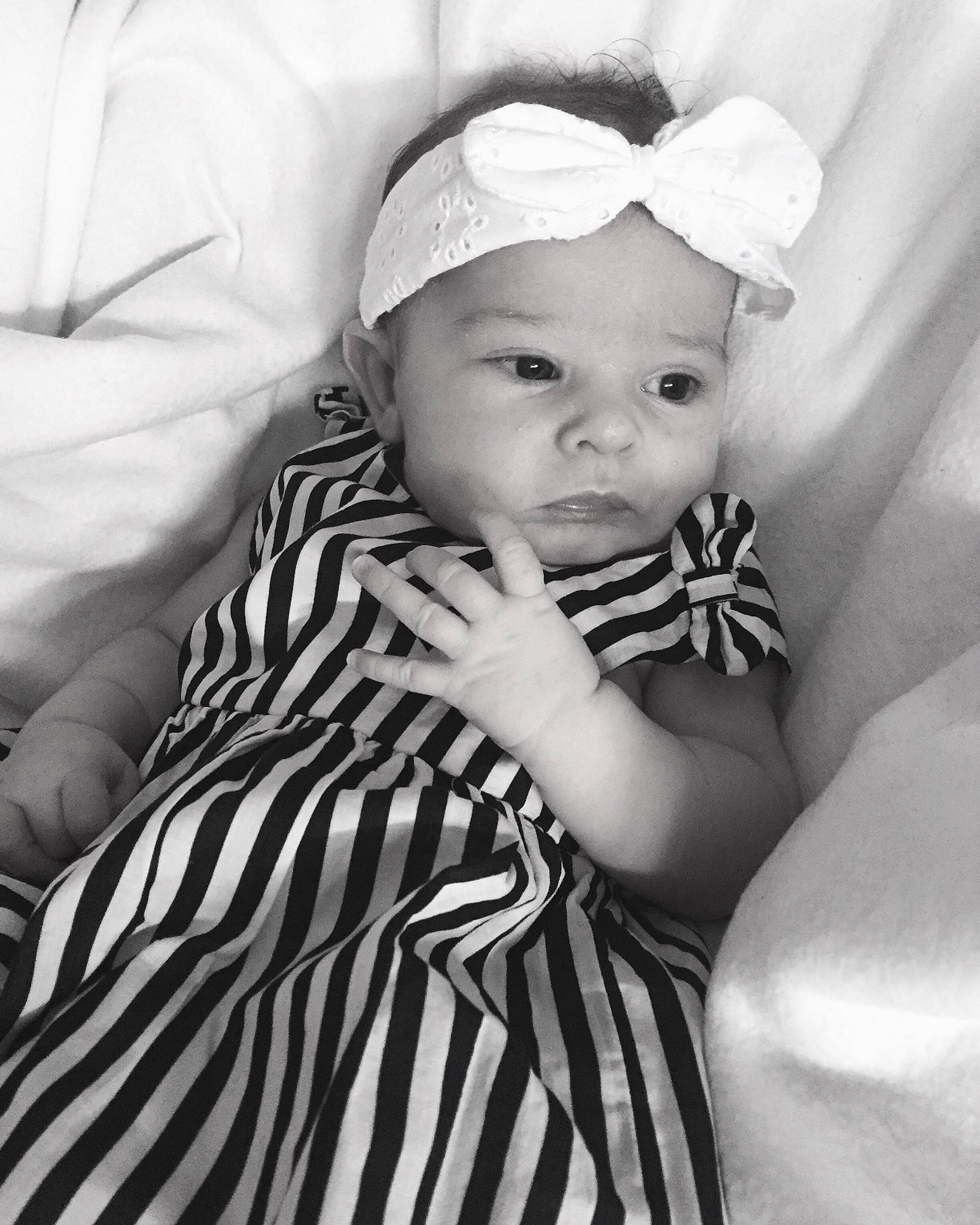 éna a rejoint le concours — aidez-le/la à gagner de superbes lots ! arm, baby, baby_toddler_clothing, black_and_white, comfort, dress, eye, eyelash, flash_photography, happy, hat, head, headwear, iris, lip, monochrome, monochrome_photography, person, style, textile