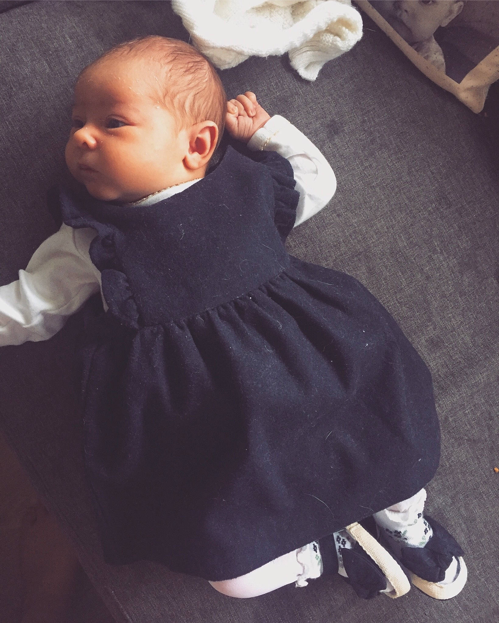 éna participe au concours pour gagner de l'argent avec cette photo : baby, baby_products, baby_toddler_clothing, cheek, child, comfort, cool, flooring, fur, human_body, human_leg, long_sleeved_t_shirt, neck, outerwear, pattern, person, sitting, sleeve, sportswear, t_shirt