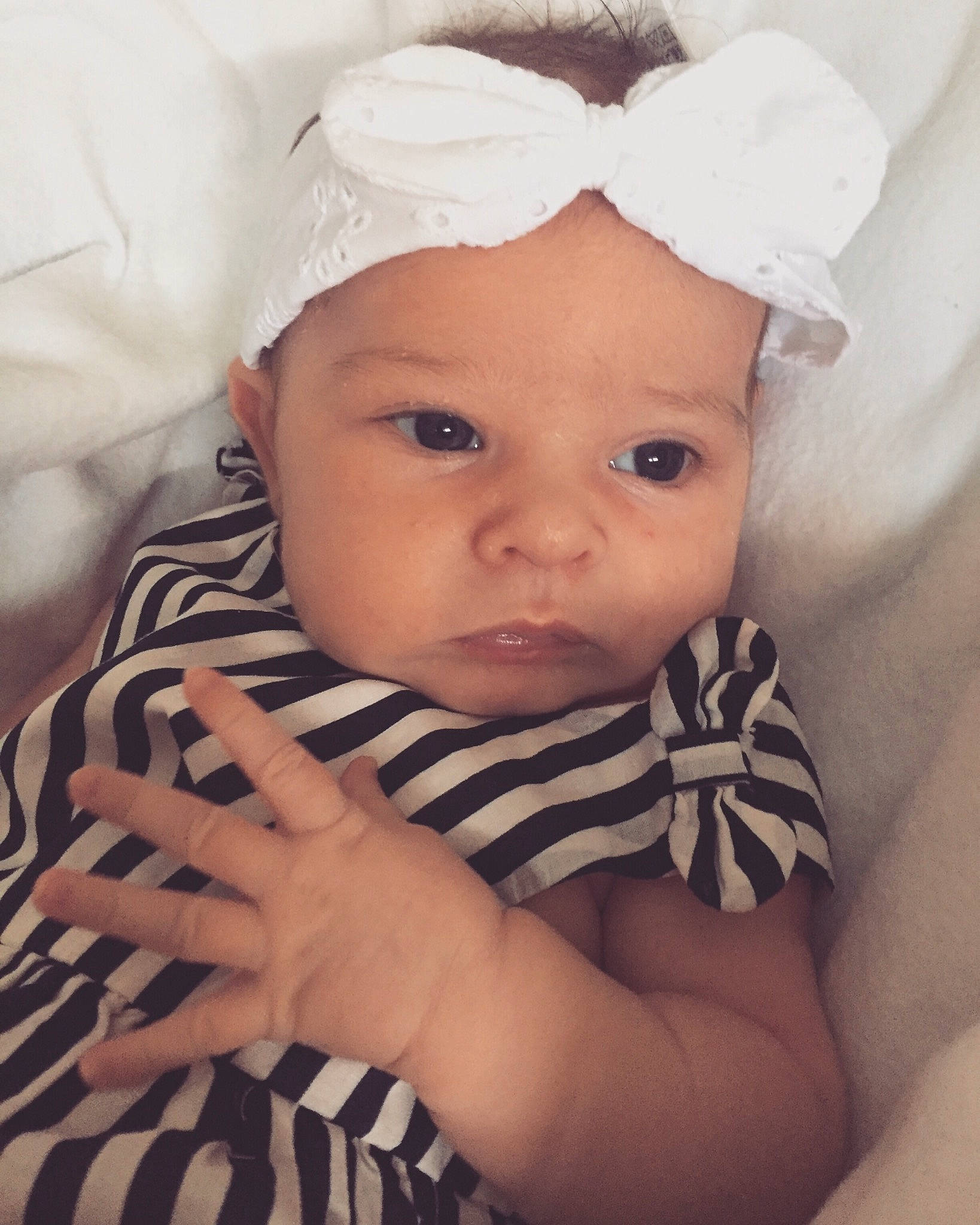 éna a rejoint le concours — aidez-le/la à gagner de superbes lots ! baby, baby_toddler_clothing, cheek, child, chin, comfort, eye, eyelash, fashion_accessory, flash_photography, happy, headband, headpiece, headwear, iris, lip, pattern, person, skin, sleeve