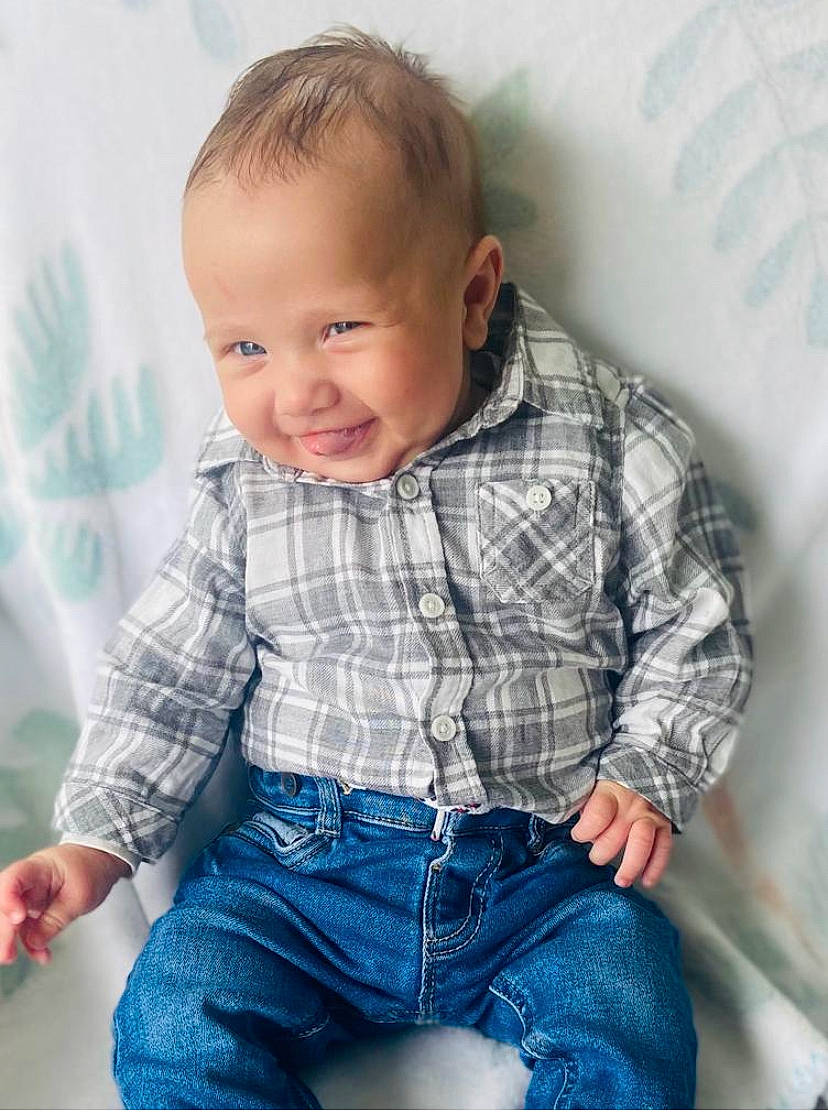 Nino participe au concours pour gagner de l'argent avec cette photo : baby_toddler_clothing, cheek, clothing, collar, cool, denim, dress_shirt, eye, facial_expression, flash_photography, hairstyle, happy, joy, person, plaid, shirt, skin, sleeve, smile, standing