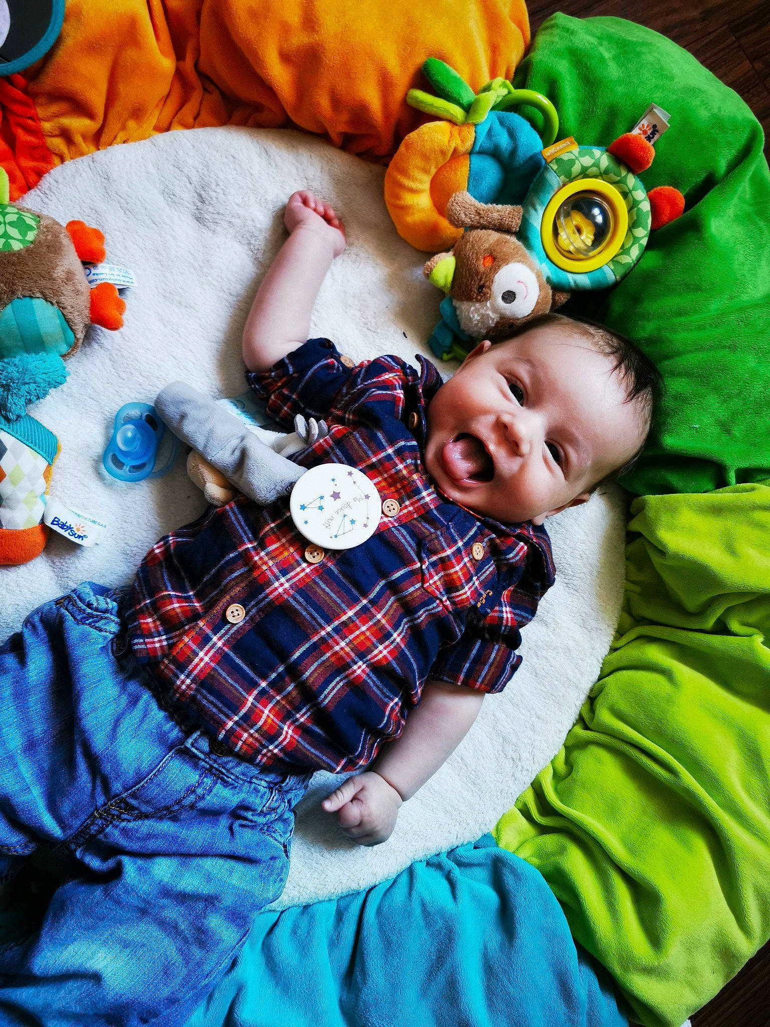 Abel a rejoint le concours — aidez-le/la à gagner de superbes lots ! baby_toddler_clothing, blue, child, comfort, green, happy, mammal, orange, person, plaid, product, red, sleeve, smile, tartan, textile, toddler, toy, vertebrate, white