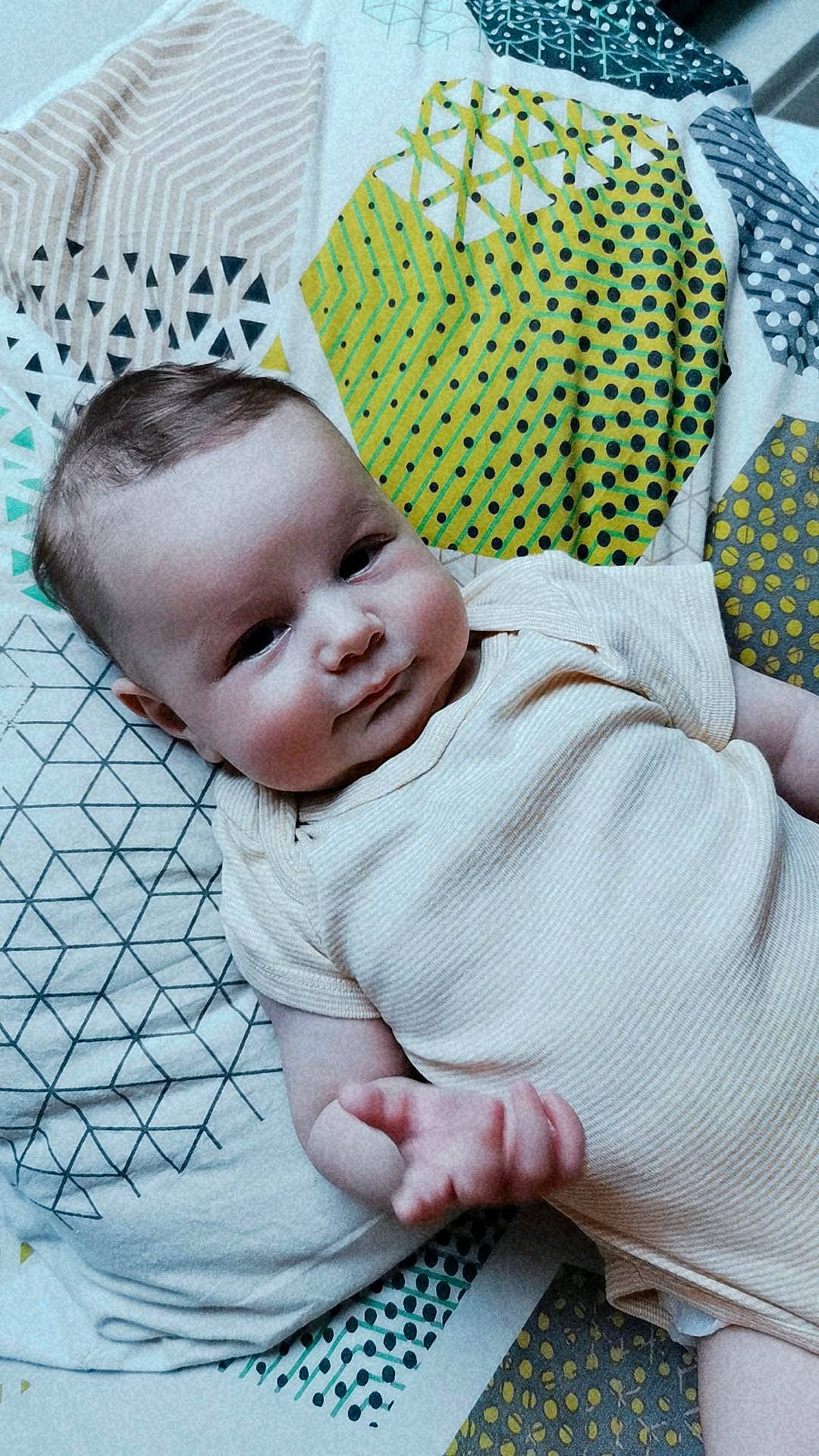 Abel participe au concours pour gagner de l'argent avec cette photo : baby, baby_products, baby_safety, baby_toddler_clothing, bedding, cheek, child, comfort, flooring, grass, happy, linens, pattern, person, sitting, skin, sleeve, smile, textile, toddler
