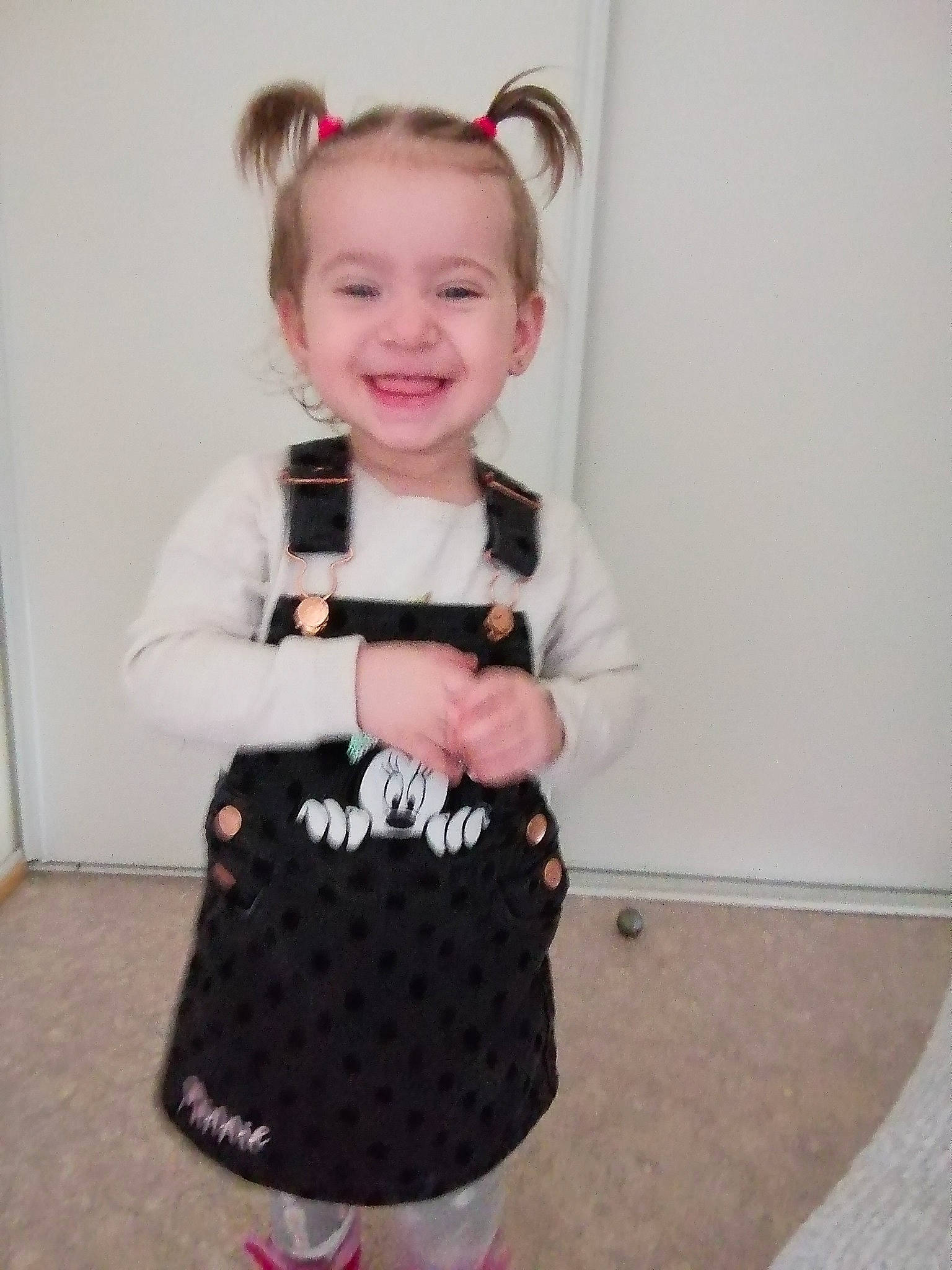 Kaïly a rejoint le concours — aidez-le/la à gagner de superbes lots ! baby_toddler_clothing, child, clothing, collar, costume, day_dress, fashion_accessory, happy, jewellery, joy, neck, one_piece_garment, outerwear, pattern, person, pink, sleeve, smile, standing, t_shirt