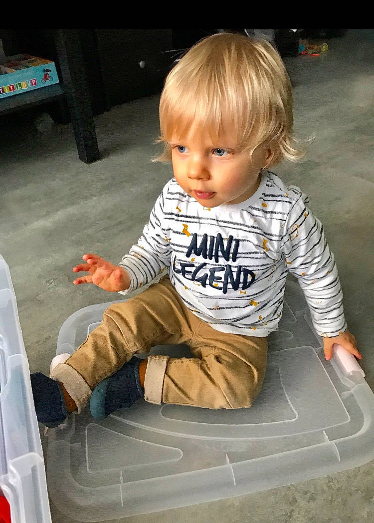 Thiago participe au concours pour gagner de l'argent avec cette photo : baby, child, person, play, sitting, sleeve, toddler