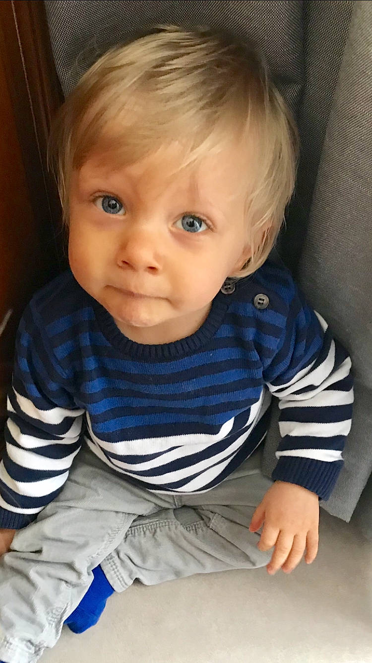 Thiago participe au concours pour gagner de l'argent avec cette photo : baby, blond, cheek, child, chin, eye, face, facial_expression, head, iris, lip, nose, person, sitting, skin, smile, toddler, tummy_time