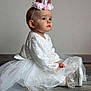 Maddy a rejoint le concours — aidez-le/la à gagner de superbes lots ! baby, child, girl, birthday_crown, white_dress, sitting, floor, pink_crown, number_one, shoes, tulle, lace, portrait, indoor, celebration, cute, young_child, solemn_expression, headband, flooring