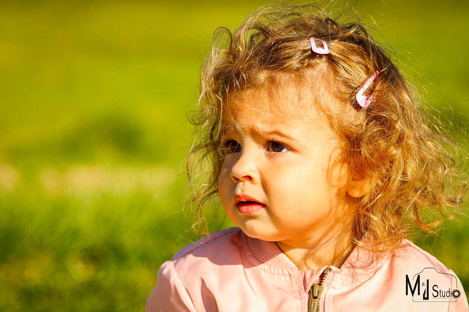 Léïanna a rejoint le concours — aidez-le/la à gagner de superbes lots ! beauty, child, close_up, emotion, eye, face, facial_expression, girl, grass, hair, hairstyle, head, people, person, portrait, portrait_photography, skin, smile, toddler, woman