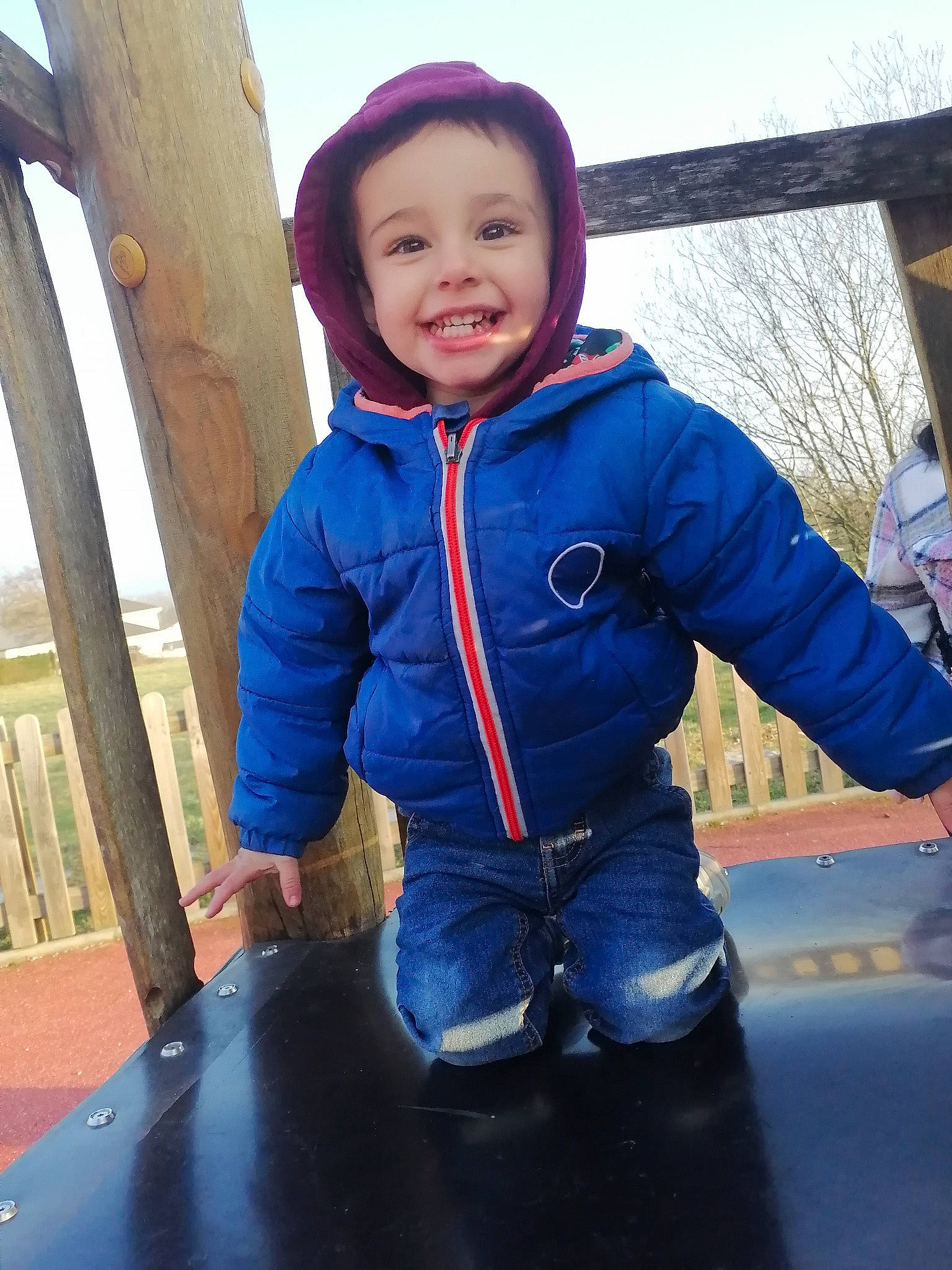 Juliann a rejoint le concours — aidez-le/la à gagner de superbes lots ! baby_toddler_clothing, cheek, child, electric_blue, fun, gesture, happy, hood, jacket, joy, leisure, person, recreation, sitting, skin, sky, sleeve, smile, standing, toddler