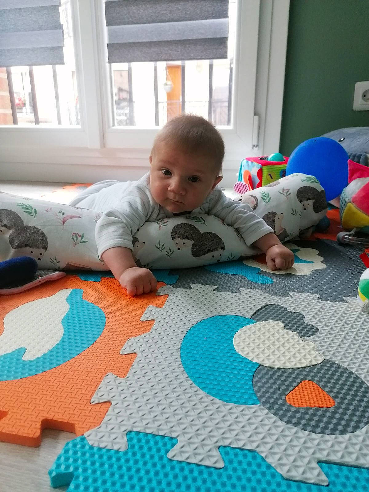 Lucas participe au concours pour gagner de l'argent avec cette photo : art, baby, baby_products, baby_toddler_clothing, child, comfort, floor, flooring, linens, pattern, person, play, playmat, product, room, t_shirt, textile, toddler, tummy_time, window
