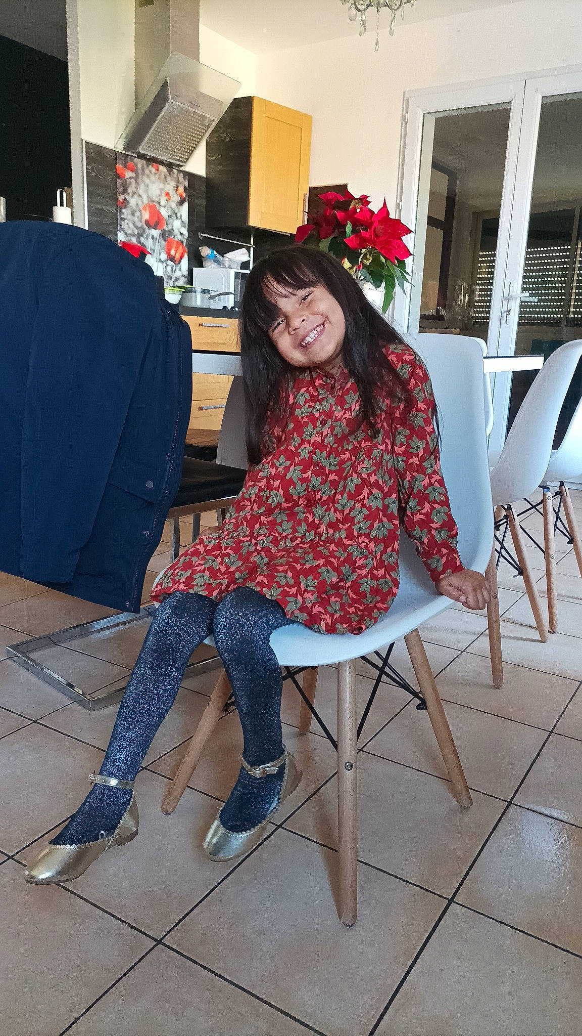 Mia a rejoint le concours — aidez-le/la à gagner de superbes lots ! black_hair, chair, eyewear, fashion, fashion_design, flooring, furniture, hairstyle, hat, human_leg, joint, joy, knee, leg, person, sleeve, smile, street_fashion, tartan, textile